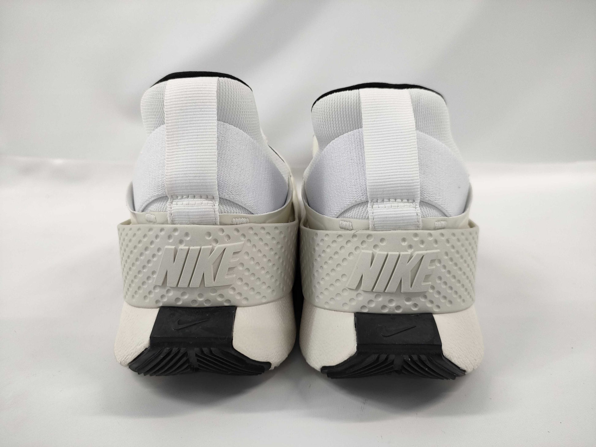 Nike CW5883-101 Go FlyEase Sneakers