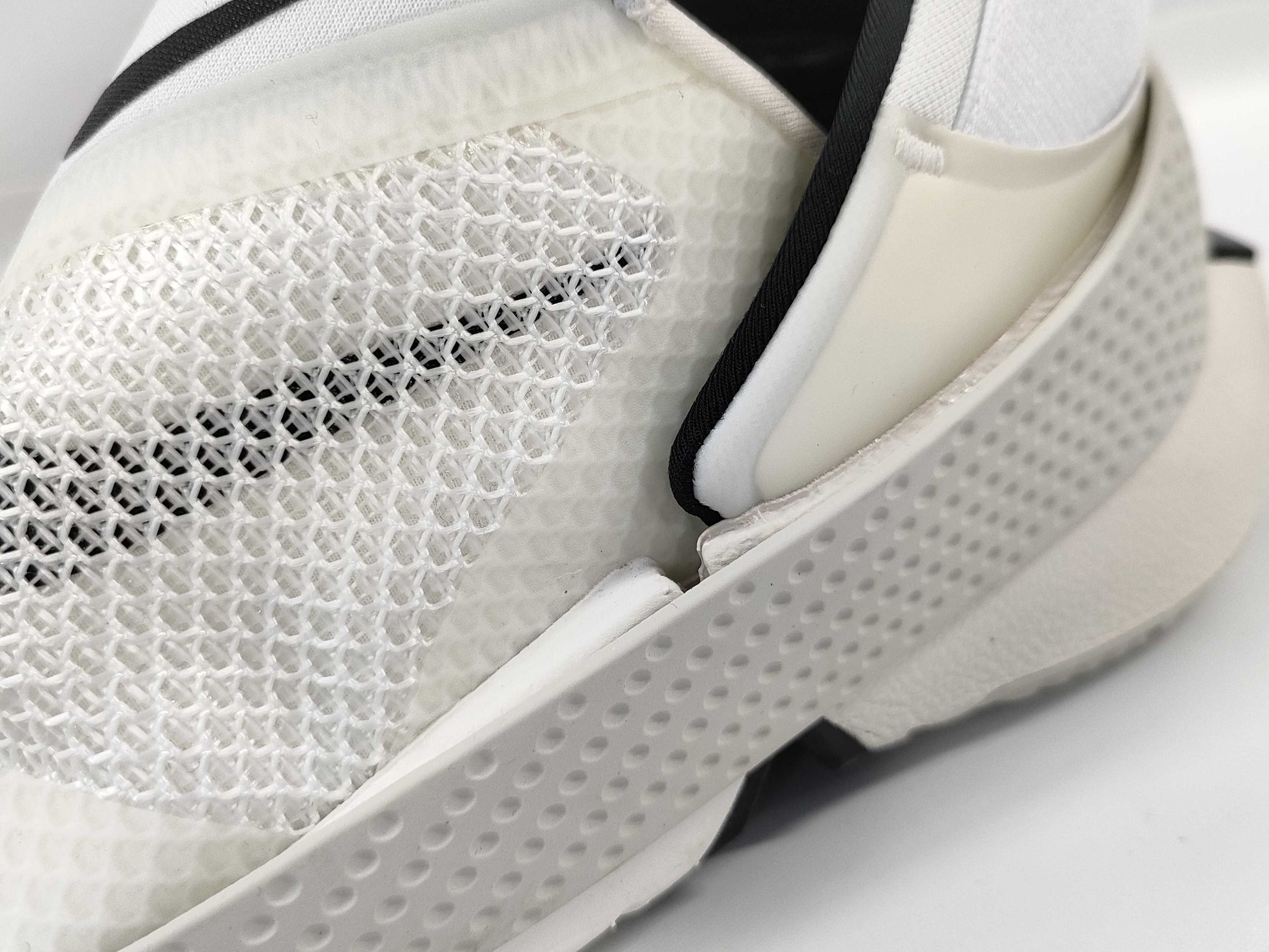 Nike CW5883-101 Go FlyEase Sneakers