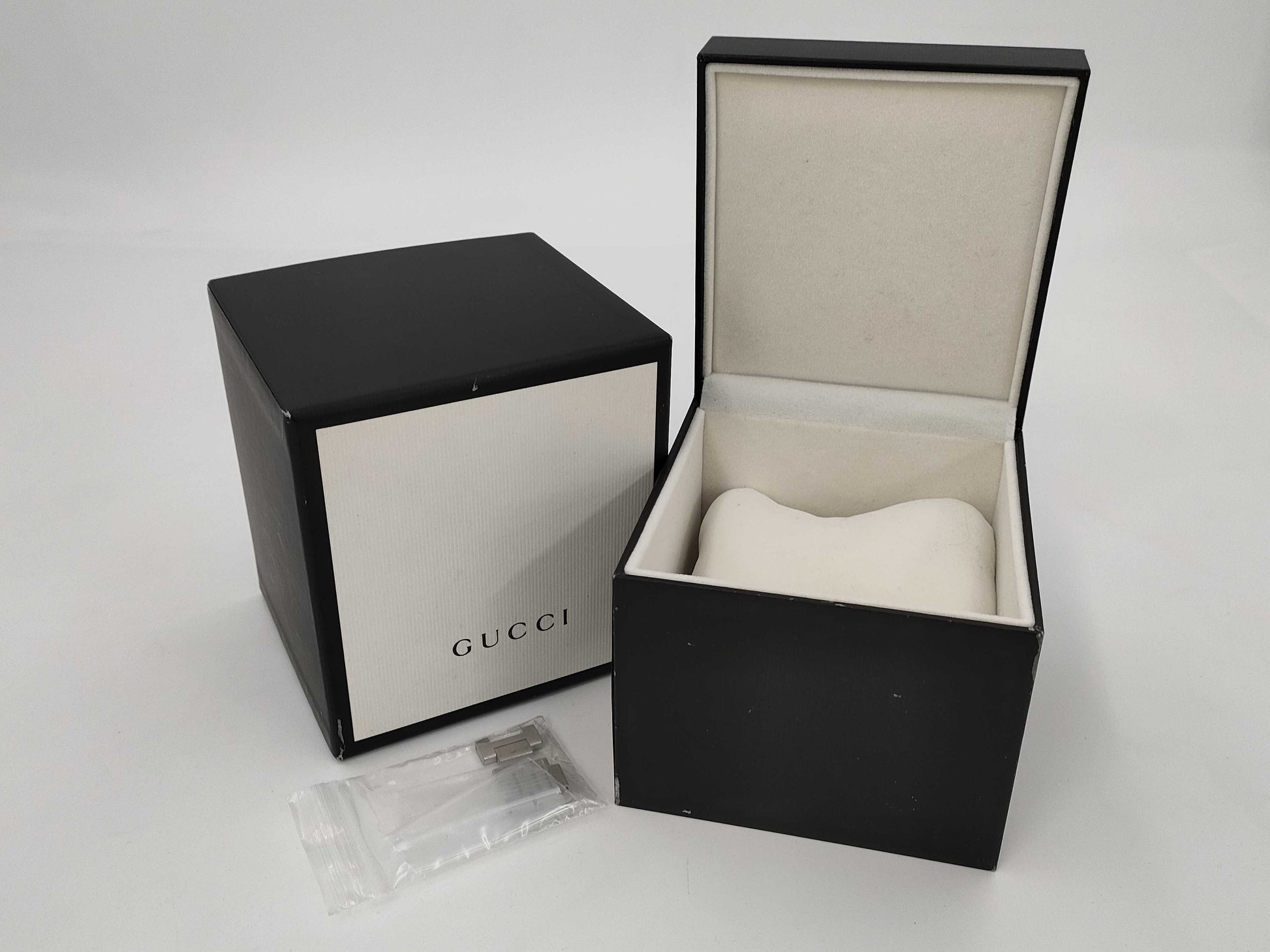 GUCCI 126.5/Box and links included Women's watch