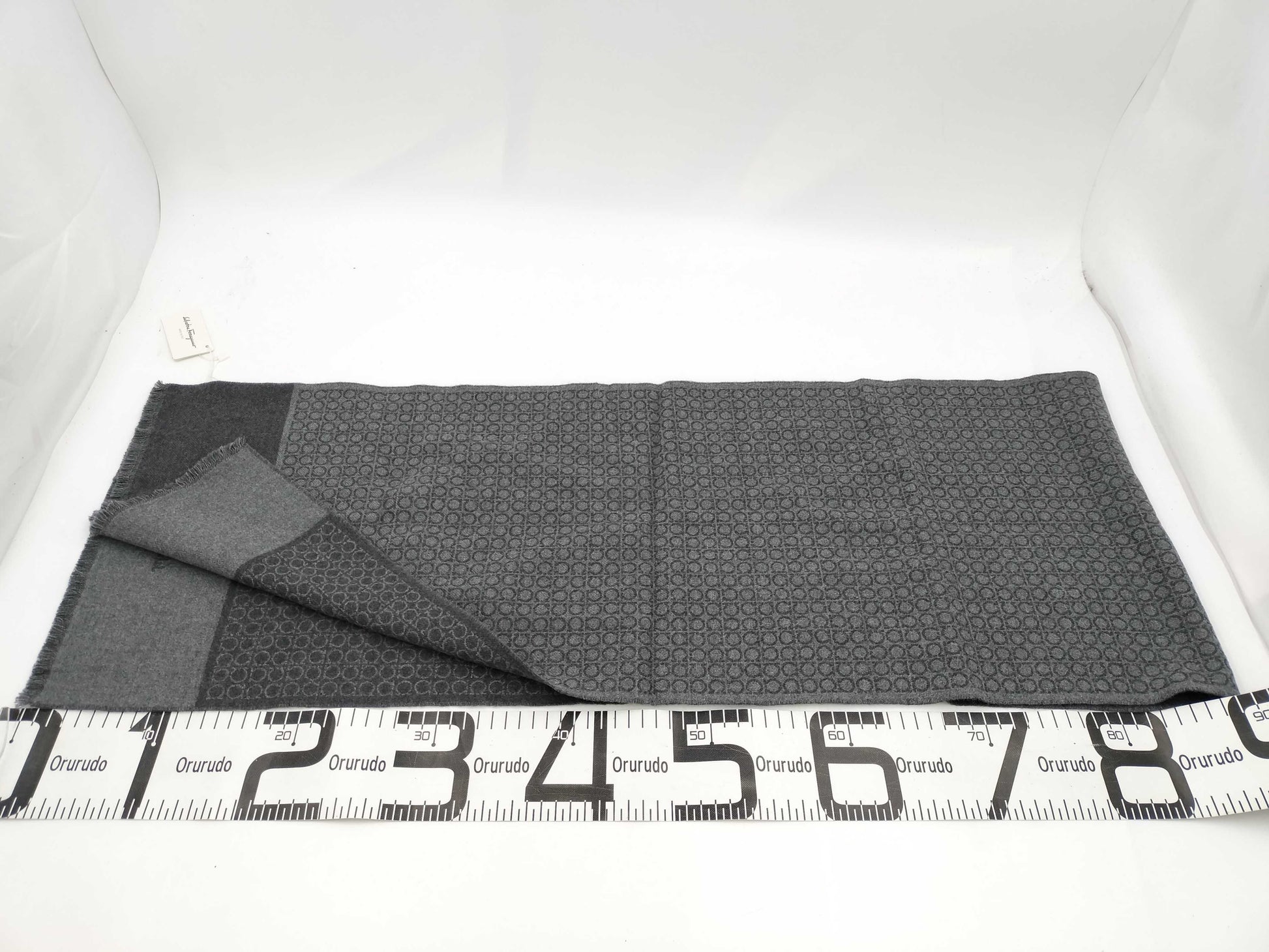Salvatore Ferragamo Gancini tagged scarf/scarf