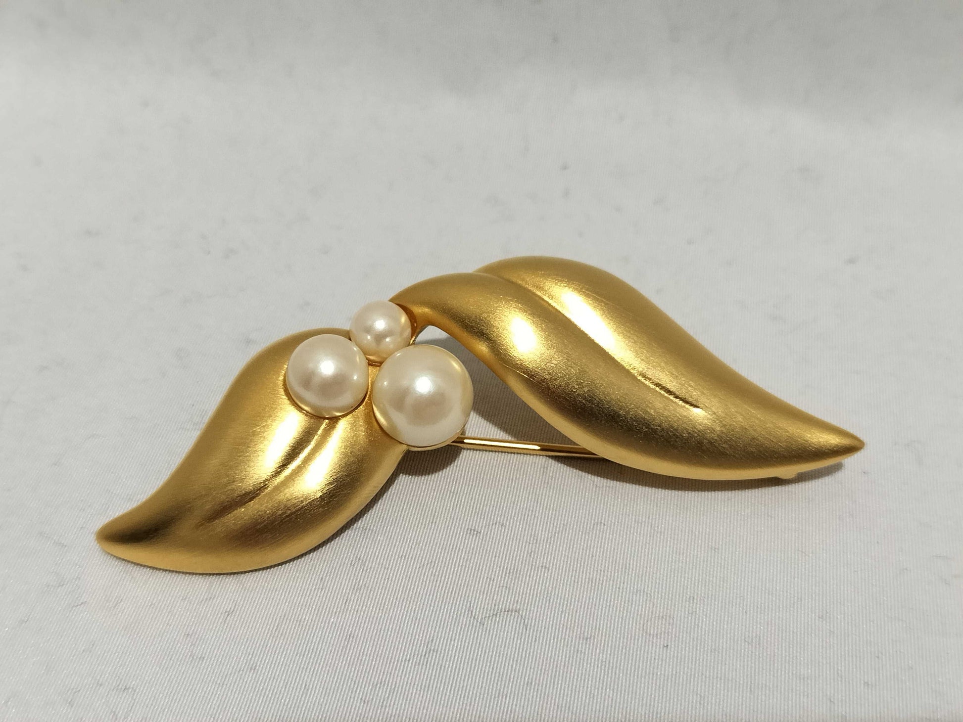 GIVENCHY Pearl Earrings/Brooch Accessories Summary Accessories Summary 