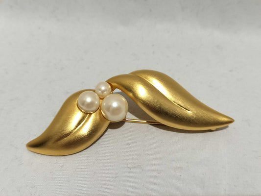 GIVENCHY Pearl Earrings/Brooch Accessories Summary Accessories Summary 