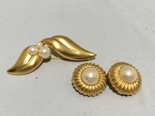 GIVENCHY Pearl Earrings/Brooch Accessories Summary Accessories Summary 