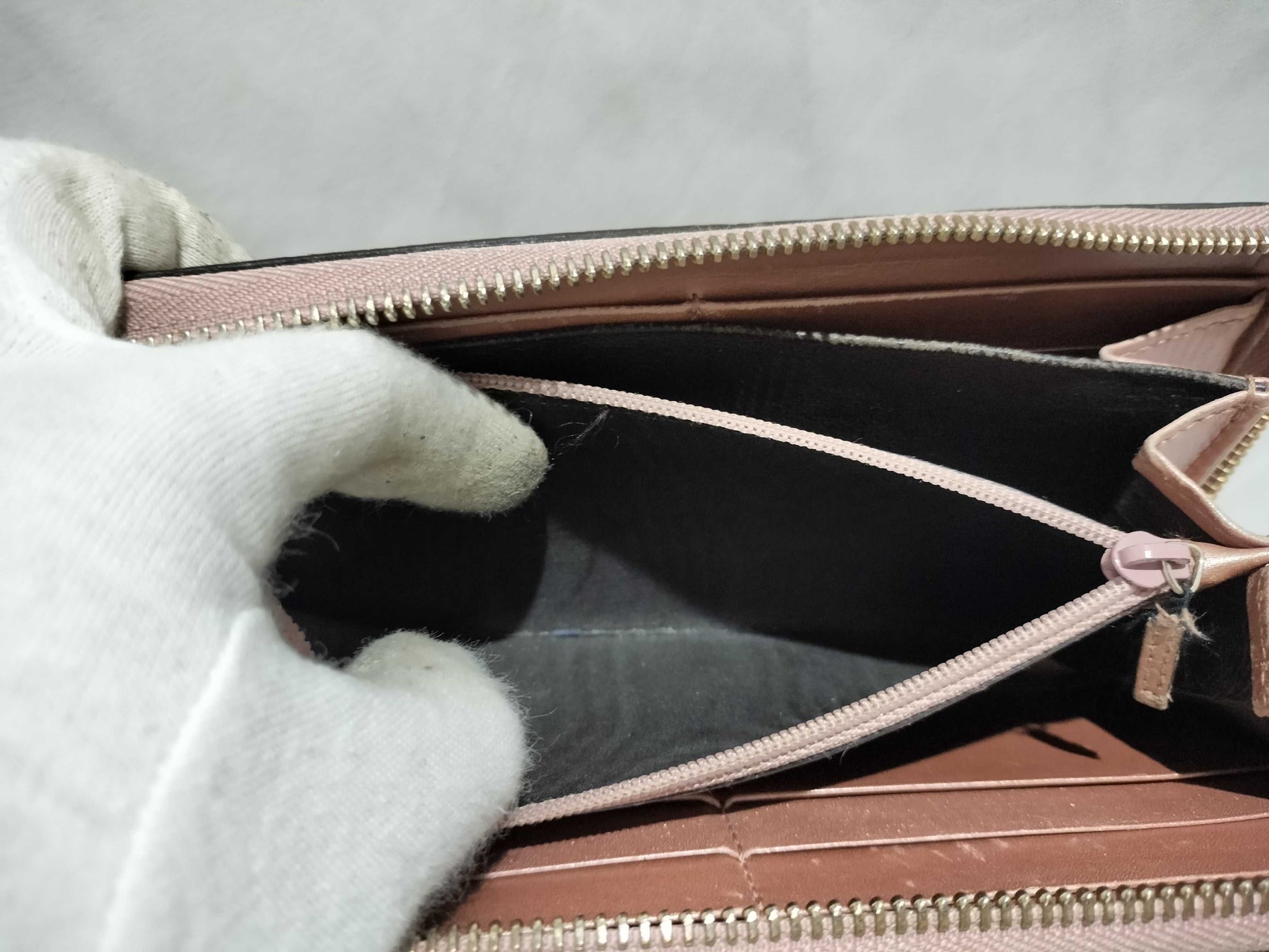 GUCCI Micro GG Enamel Wallet
