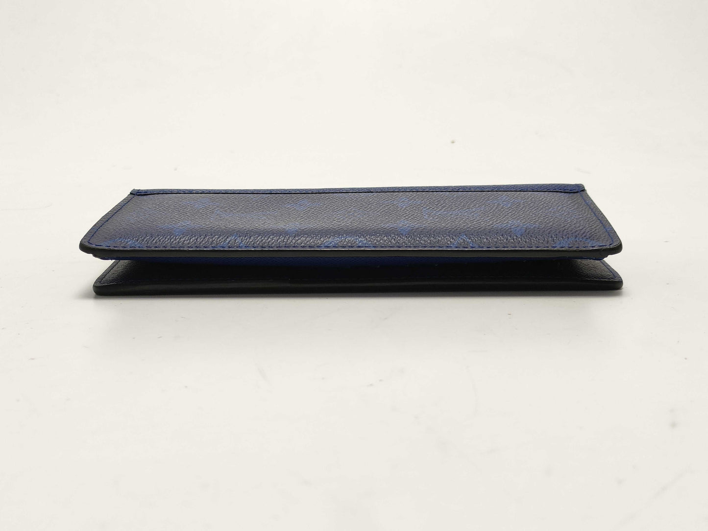 LOUIS VUITTON Taiga Portefeuille Prada Wallet