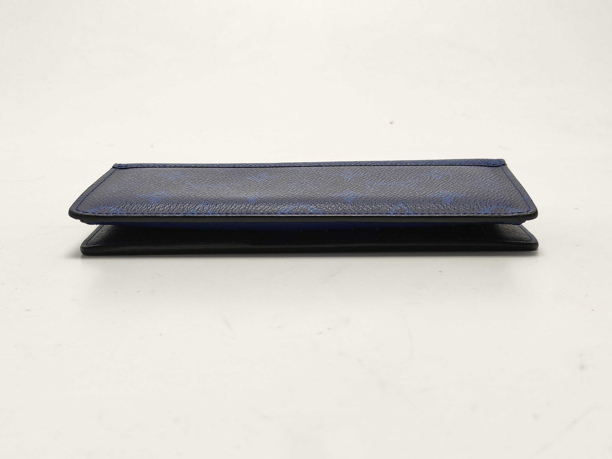 LOUIS VUITTON Taiga Portefeuille Prada Wallet