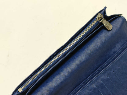 LOUIS VUITTON Taiga Portefeuille Prada Wallet