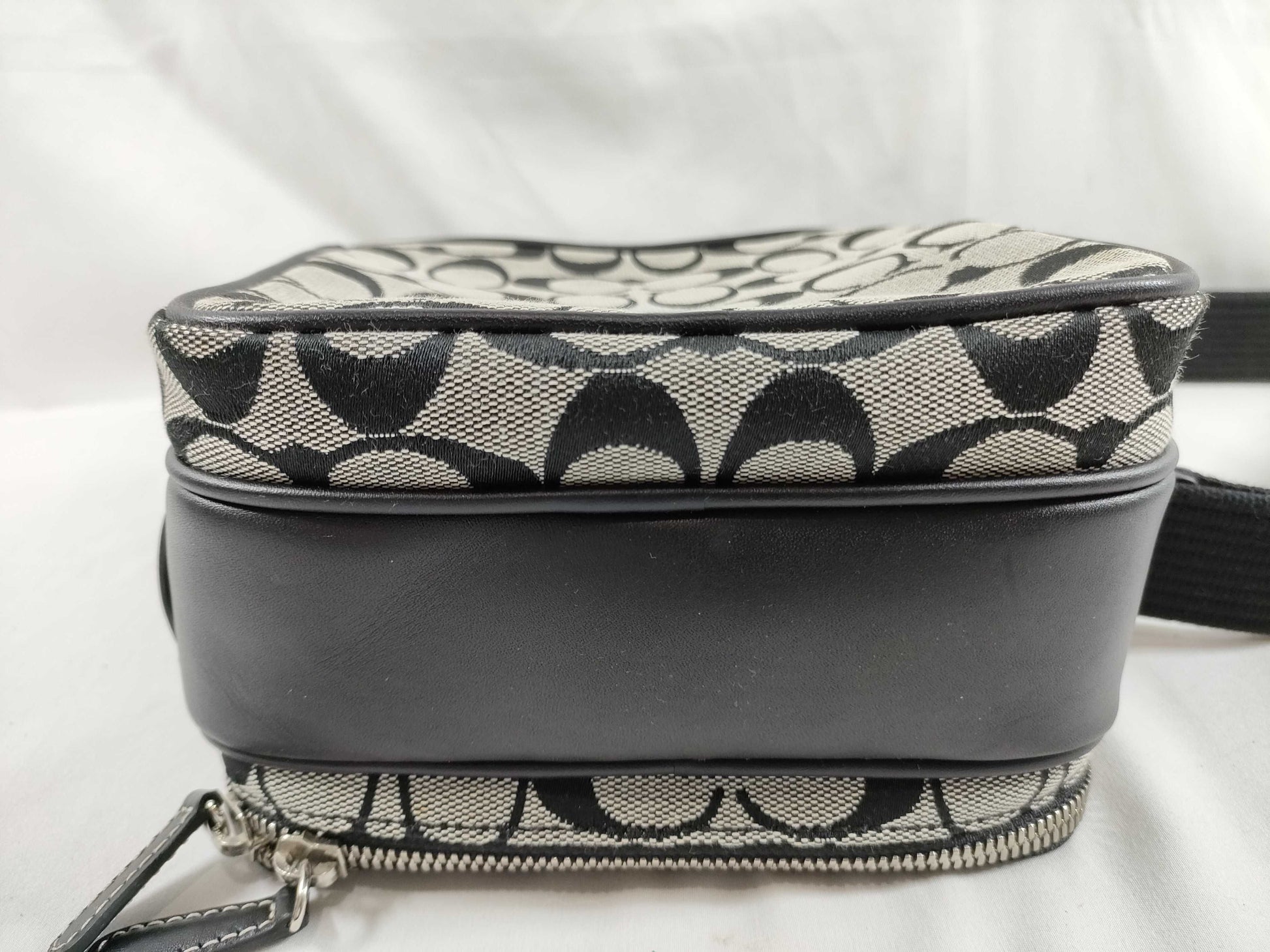 COACH Signature J055-4270 Shoulder Bag