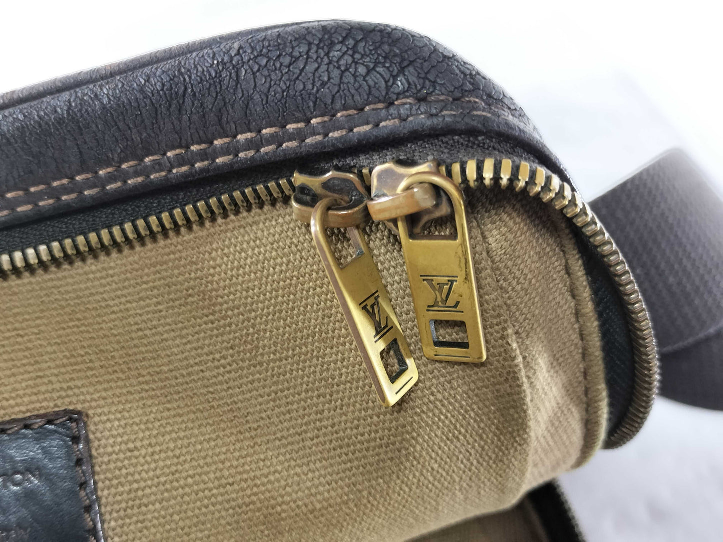 LOUIS VUITTON Unidentified Utah Iroquois Shoulder Bag