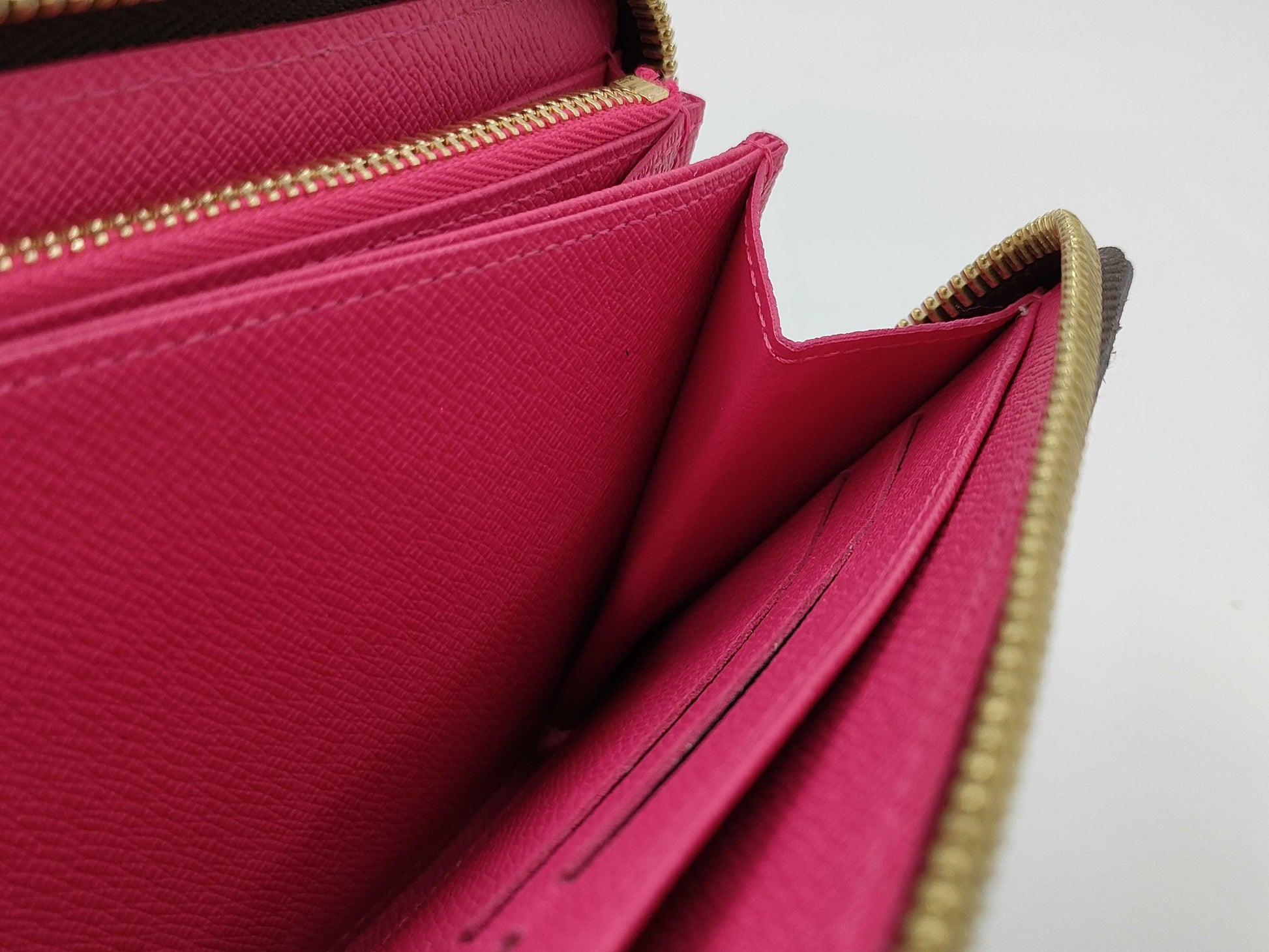 LOUIS VUITTON Monogram Evasion Zippy Wallet