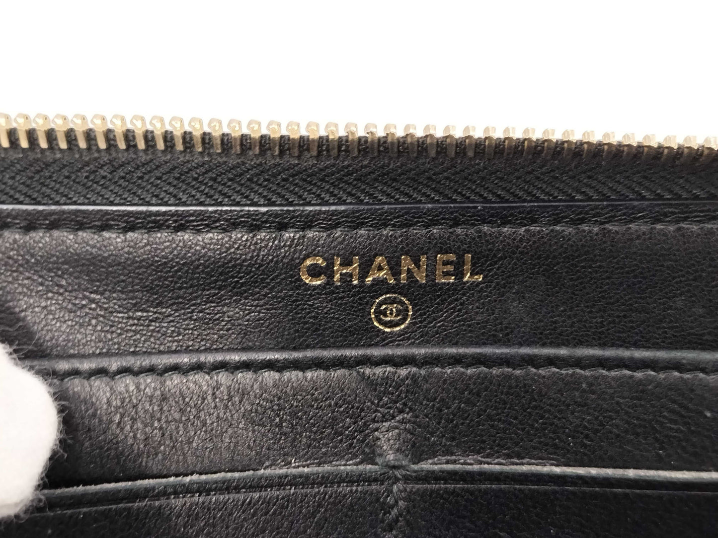 CHANEL Caviar Skin Round Wallet