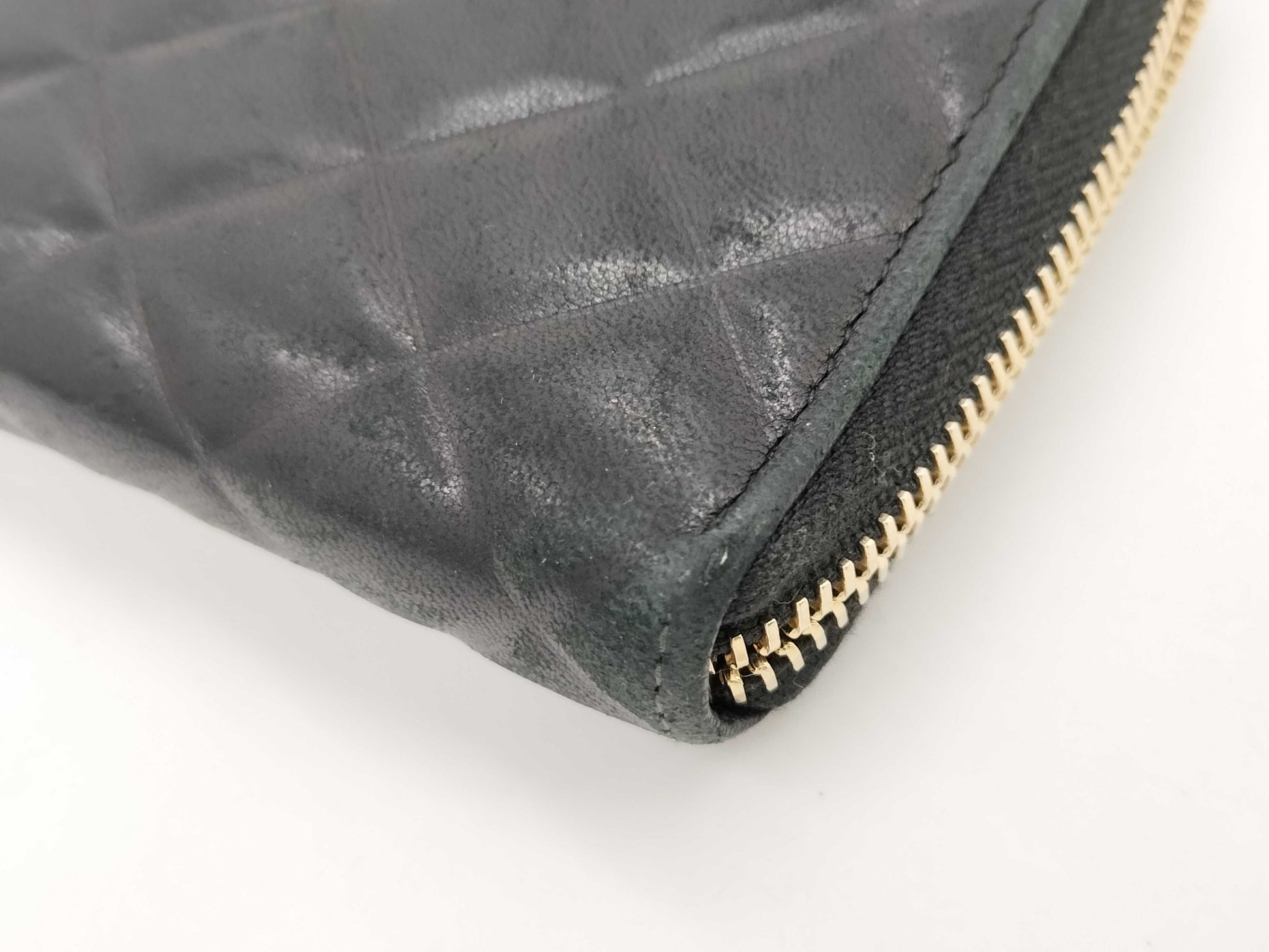 CHANEL Caviar Skin Round Wallet