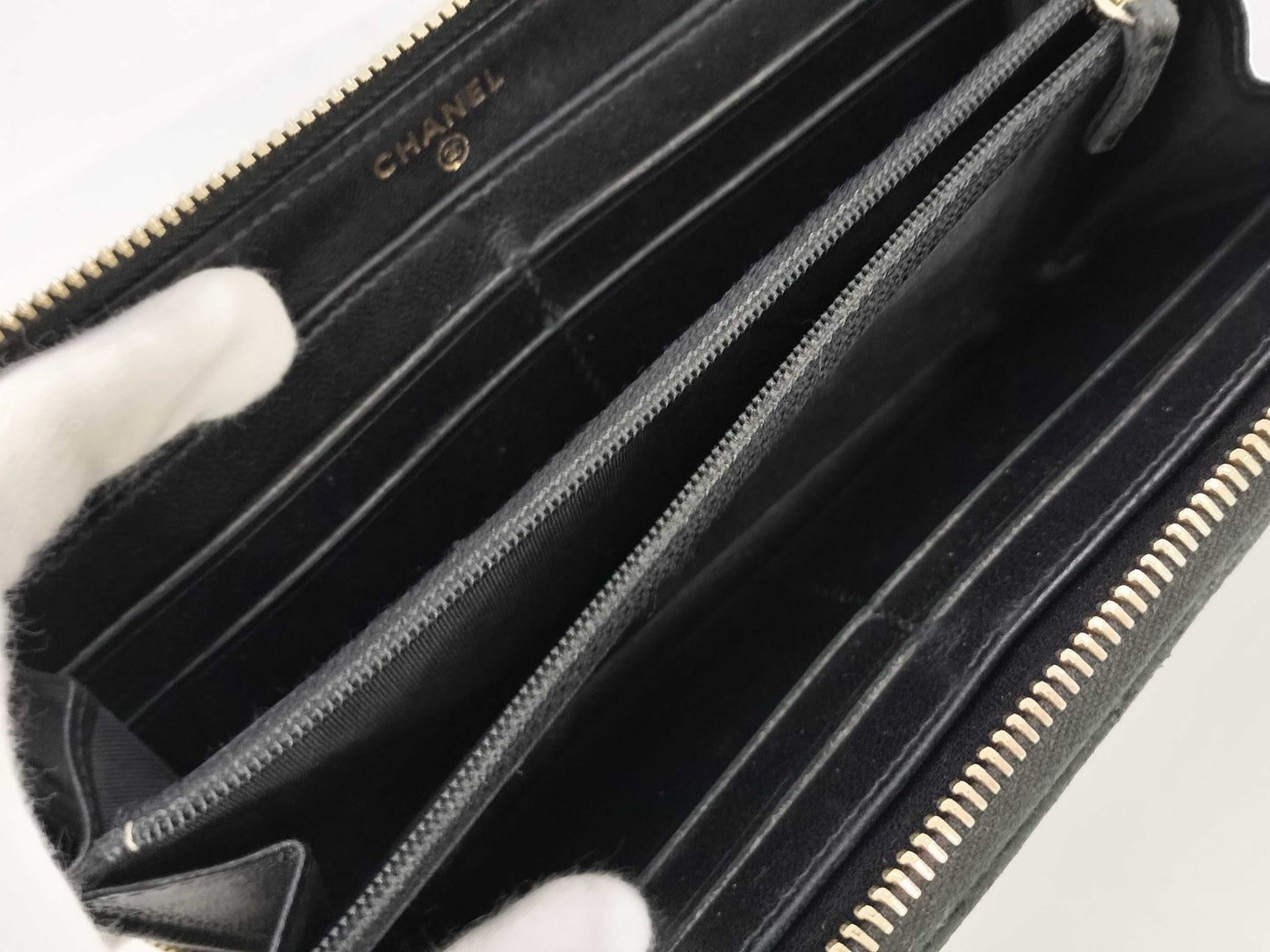 CHANEL Caviar Skin Round Wallet