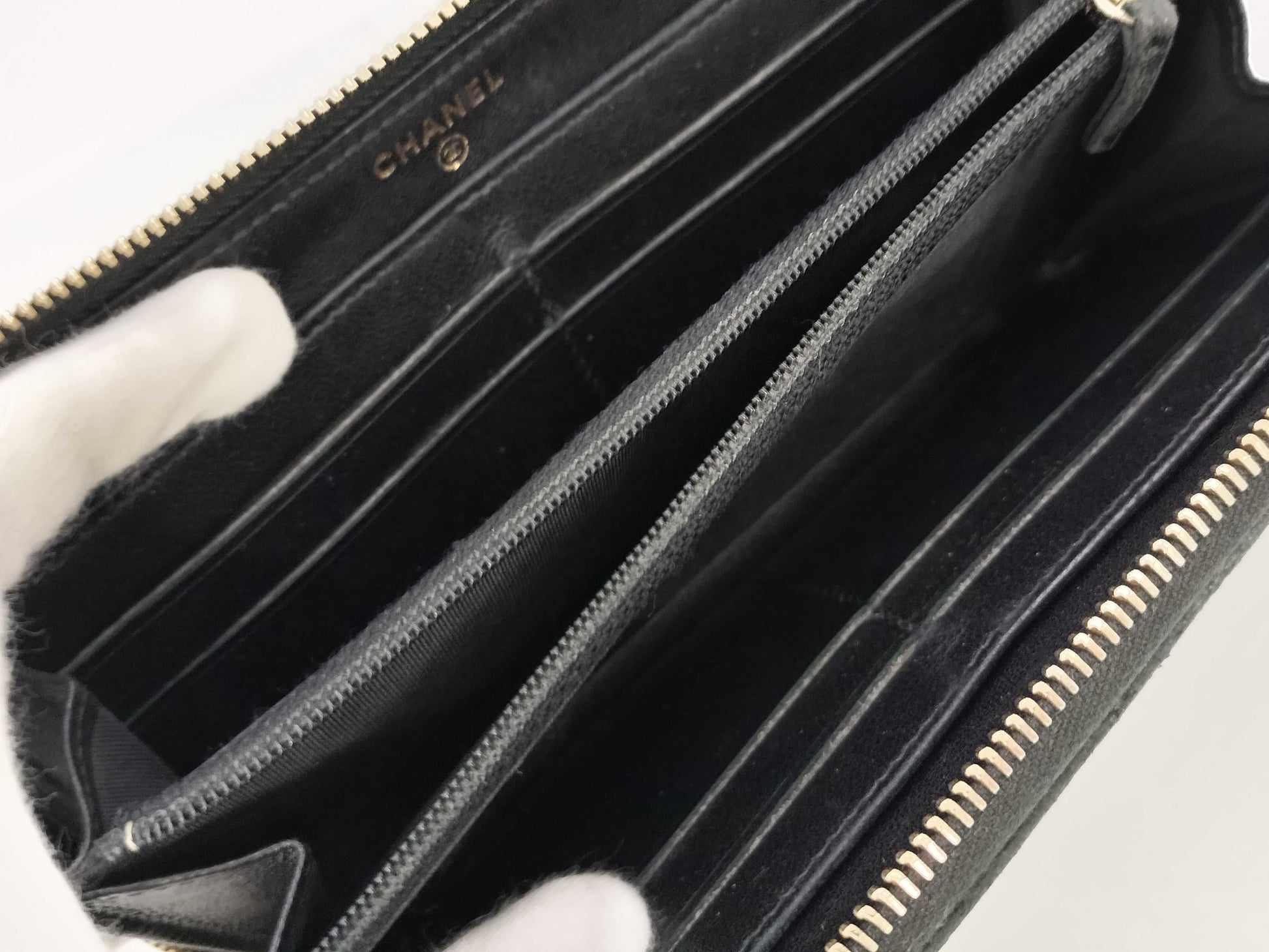 CHANEL Caviar Skin Round Wallet