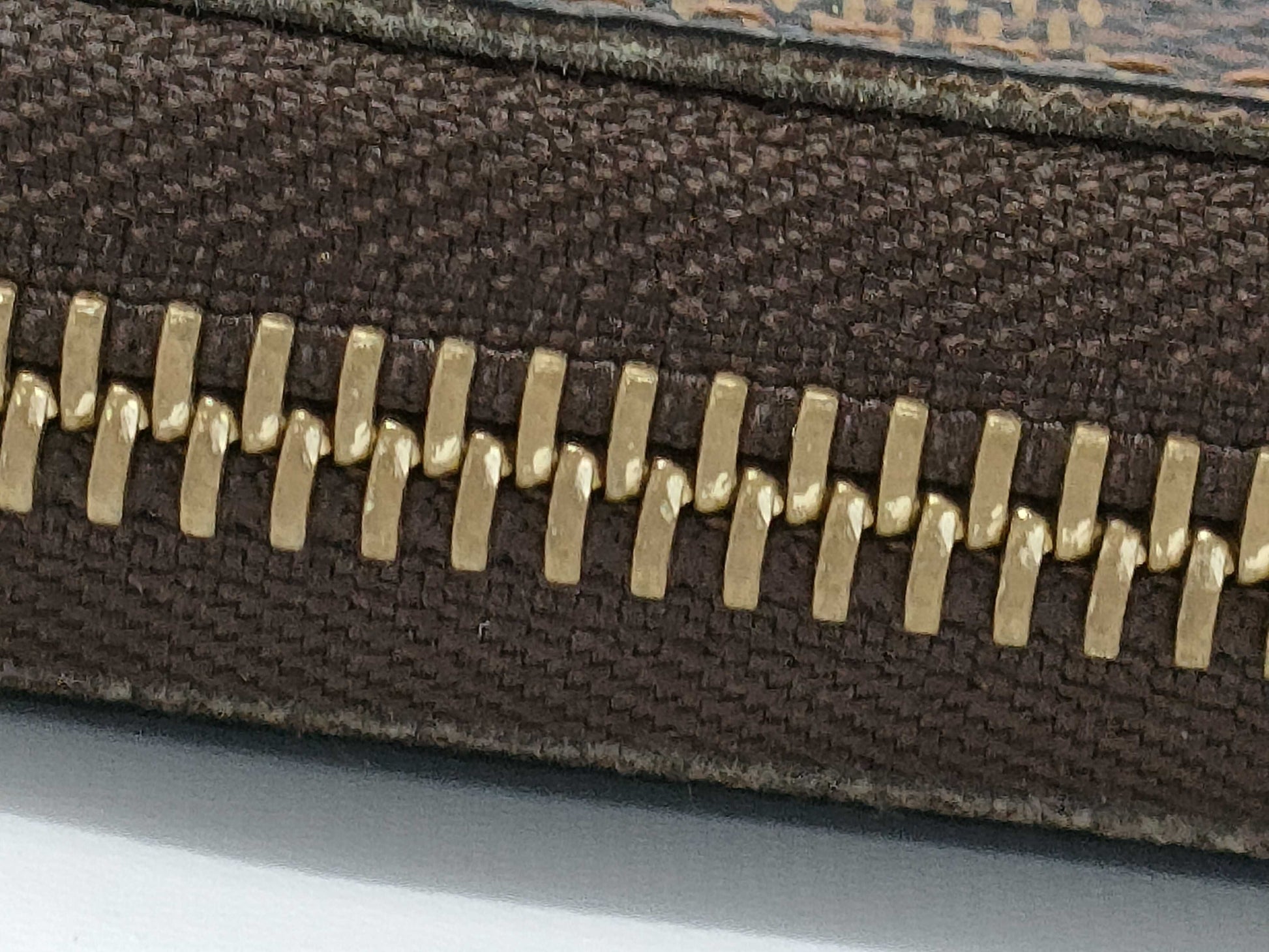 LOUIS VUITTON Damier Zippy Wallet