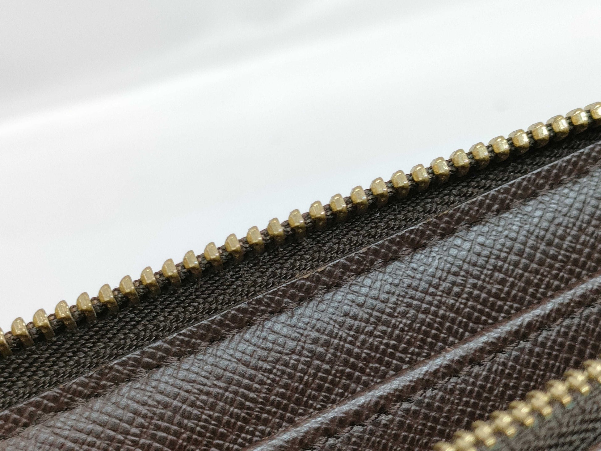 LOUIS VUITTON Damier Zippy Wallet