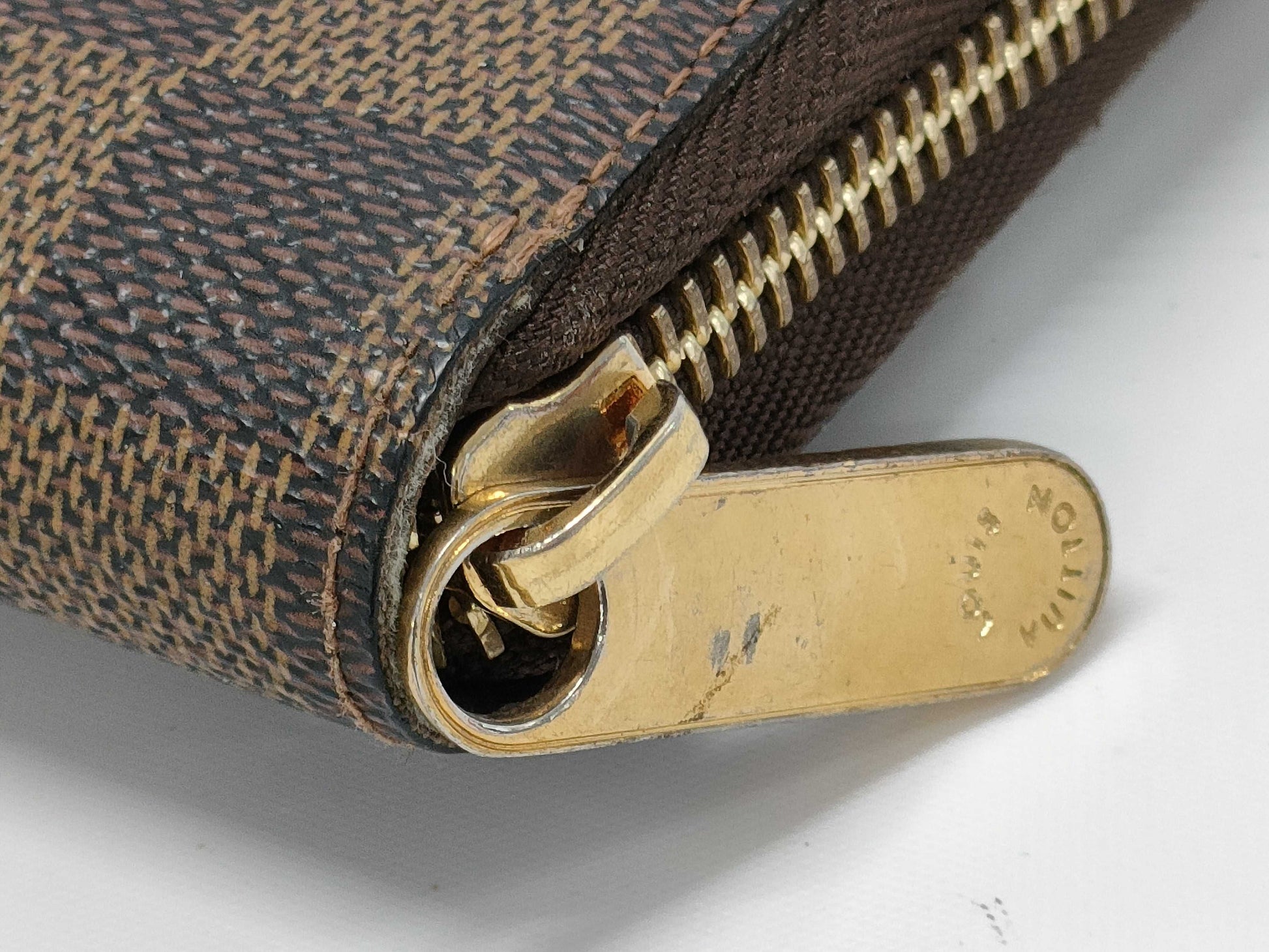 LOUIS VUITTON Damier Zippy Wallet