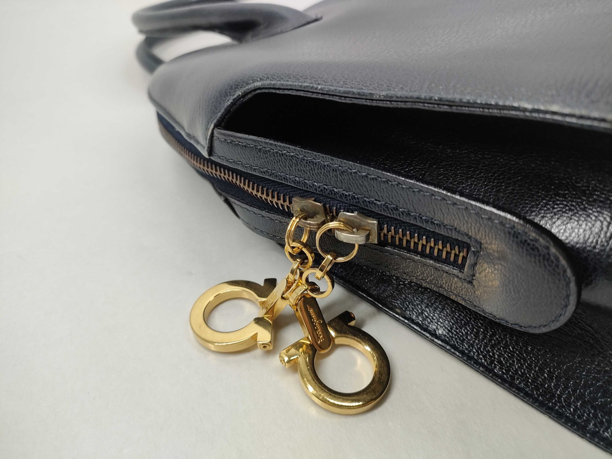 Salvatore Ferragamo Gancini Leather Handbag/Suitable for Scratch Resistance