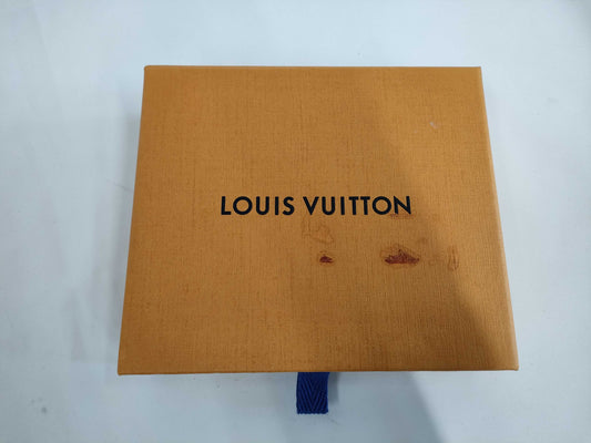 Louis Vuitton, Chanel, Van Cleef & Arpels, and other high-end brand paper storage bags. Empty brand boxes. Empty brand boxes.