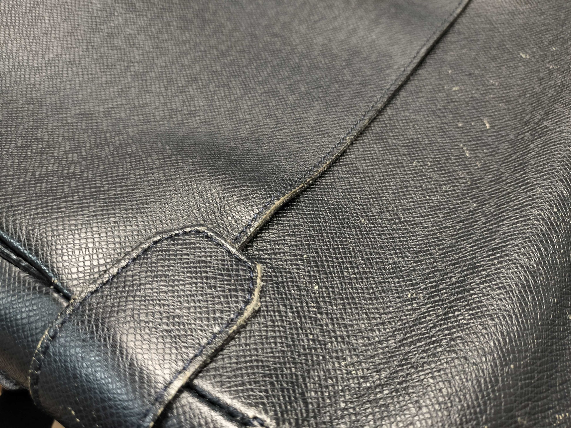 LOUIS VUITTON BA4089 Taiga Roman Shoulder Bag