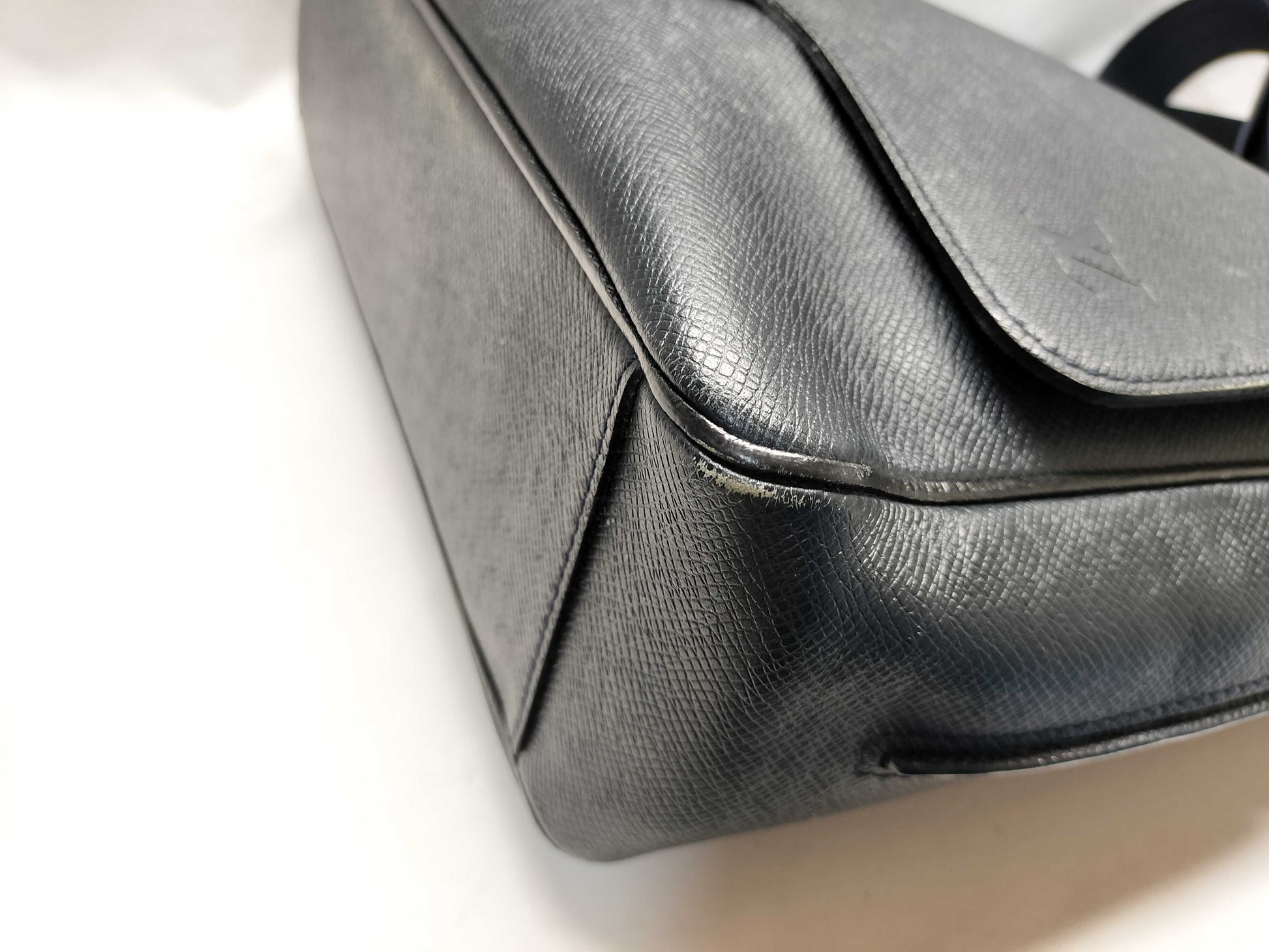 LOUIS VUITTON BA4089 Taiga Roman Shoulder Bag