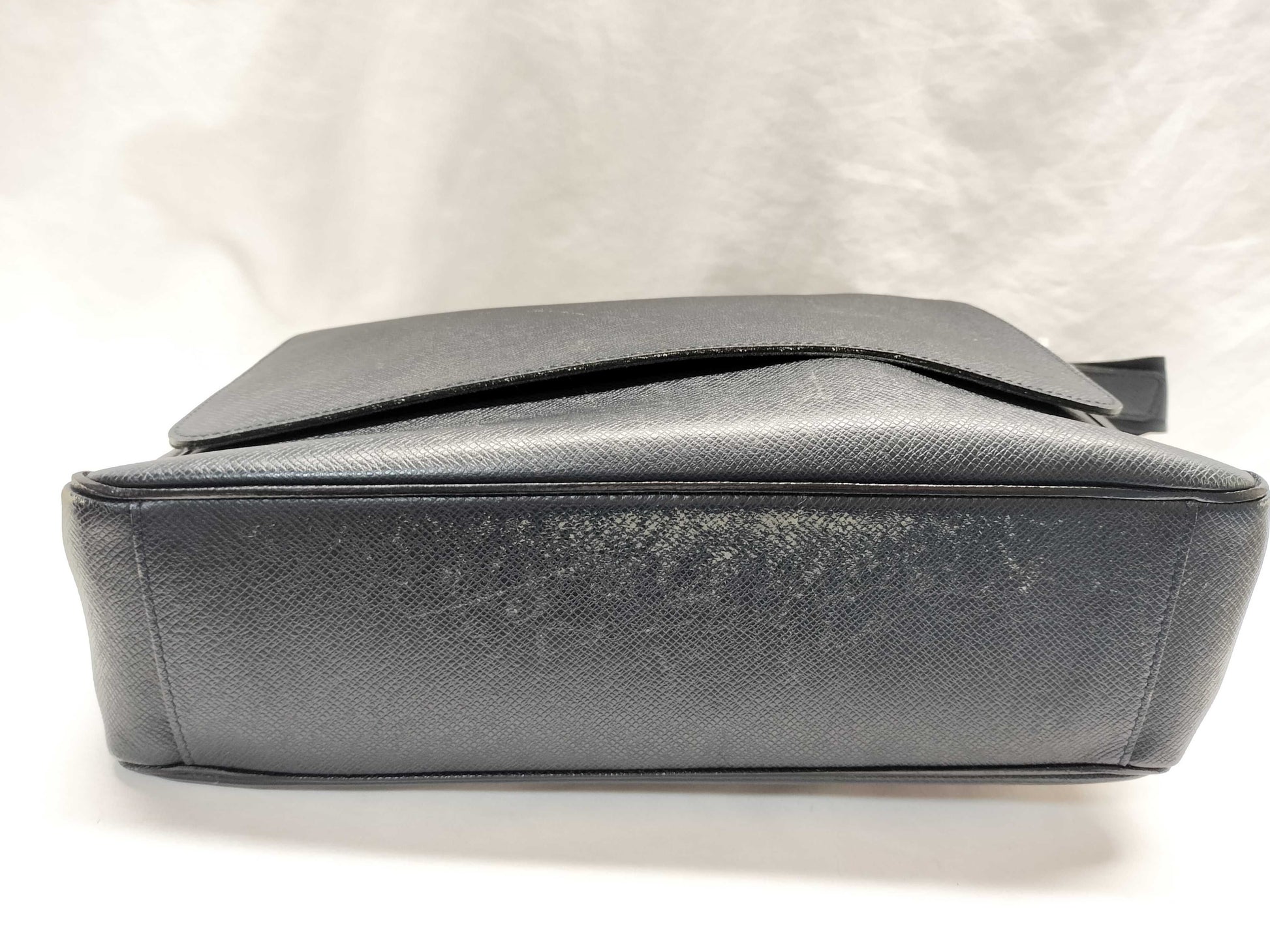 LOUIS VUITTON BA4089 Taiga Roman Shoulder Bag