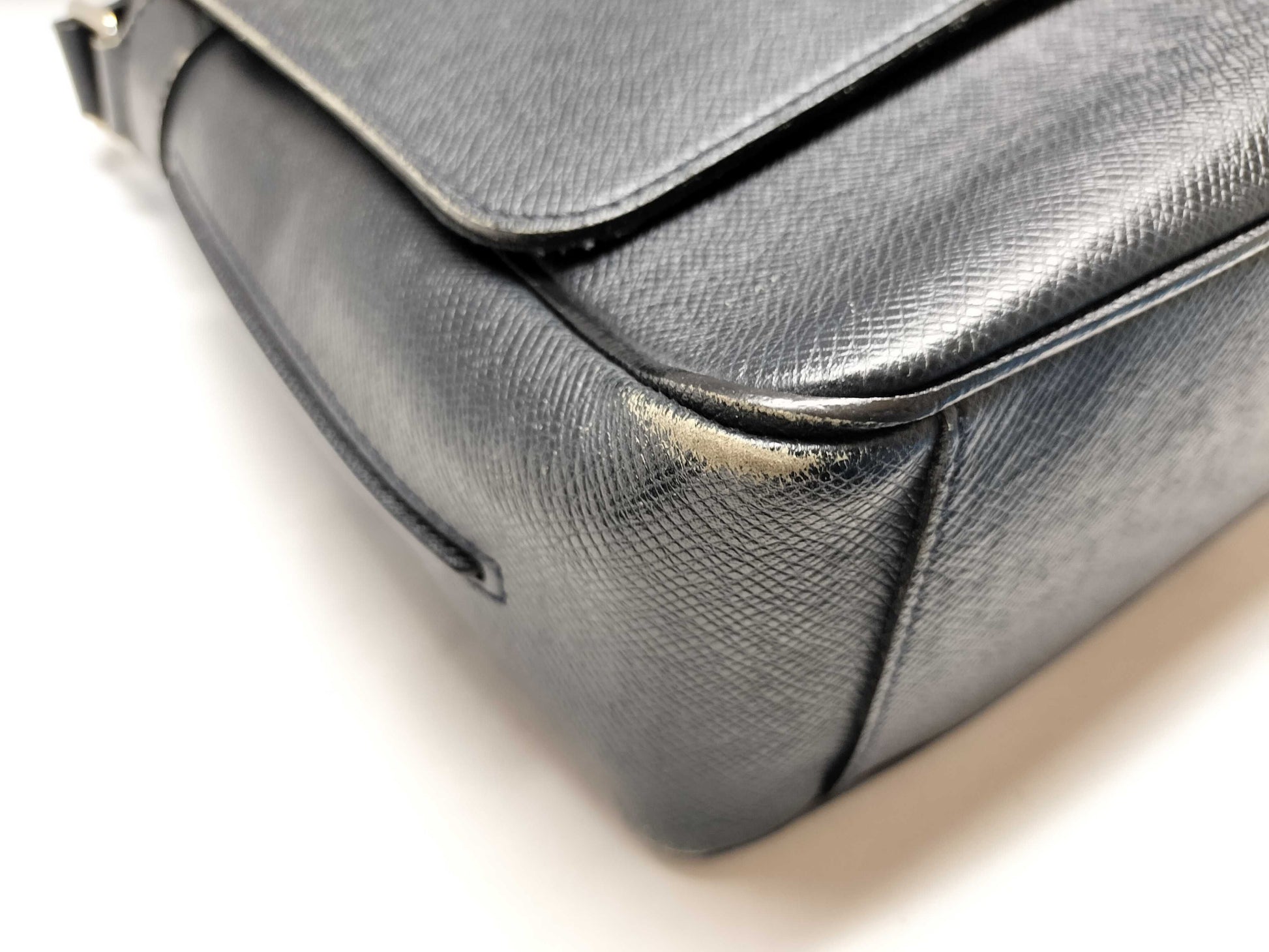 LOUIS VUITTON BA4089 Taiga Roman Shoulder Bag