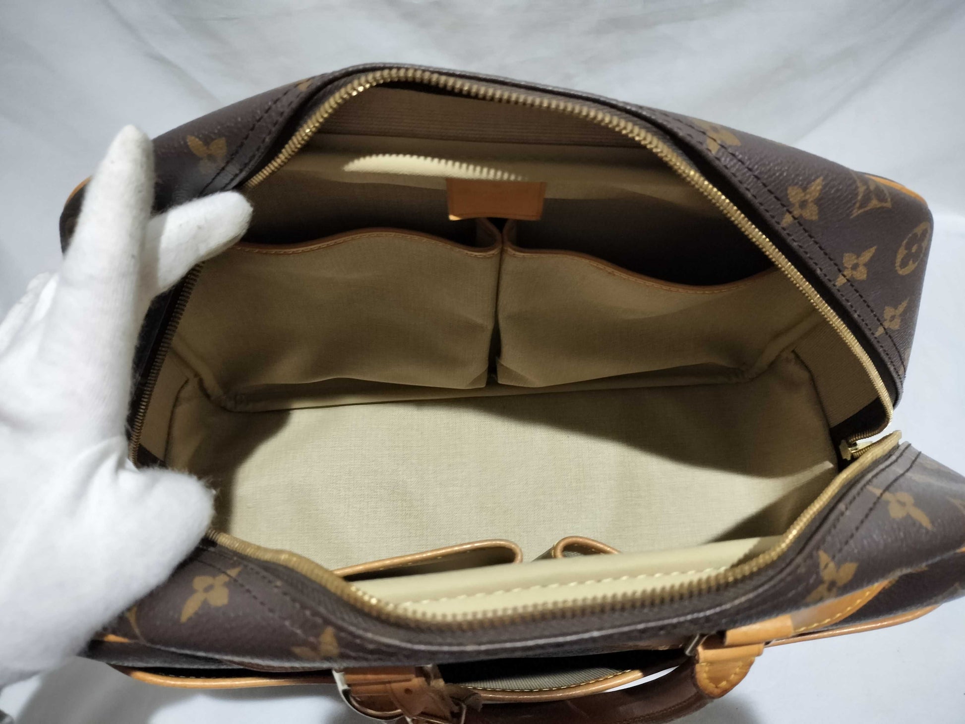 LOUIS VUITTON RFID Unverifiable, Serial Number Unverifiable, Monogram M47270 / Deauville / Made in 1996 / Padlock Included Handbag