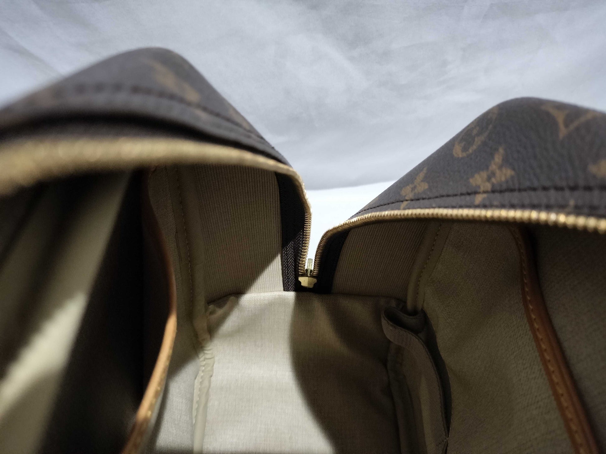 LOUIS VUITTON RFID Unverifiable, Serial Number Unverifiable, Monogram M47270 / Deauville / Made in 1996 / Padlock Included Handbag