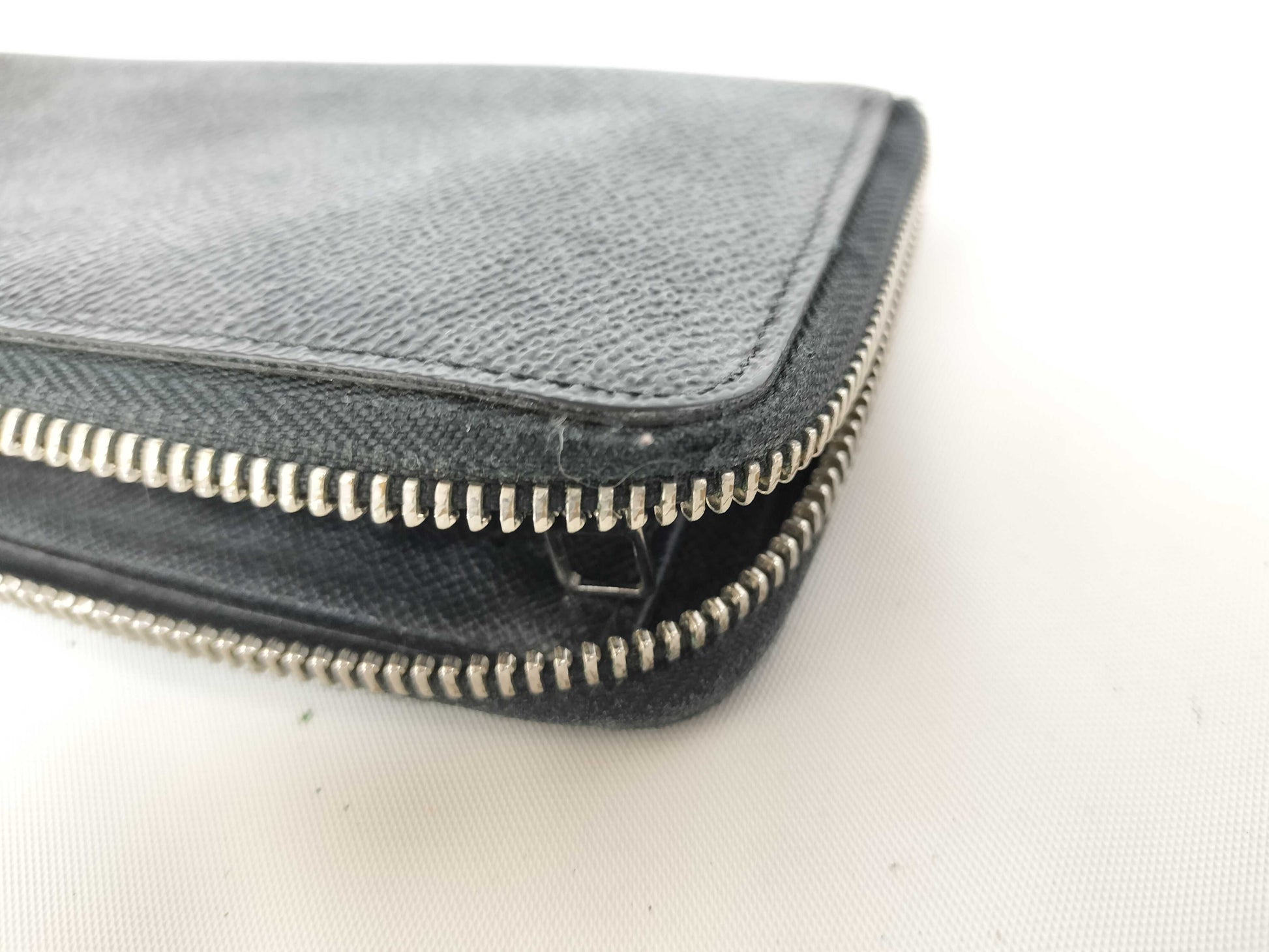 LOUIS VUITTON Damier Graphite Zippy Wallet 