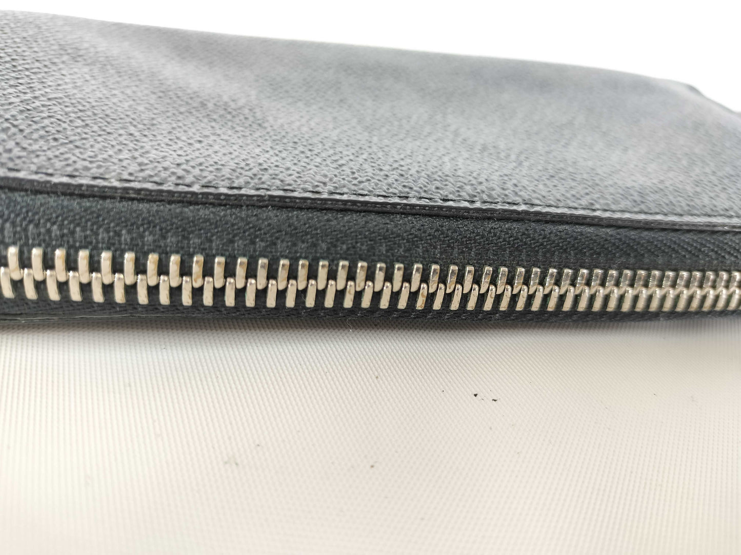 LOUIS VUITTON Damier Graphite Zippy Wallet 
