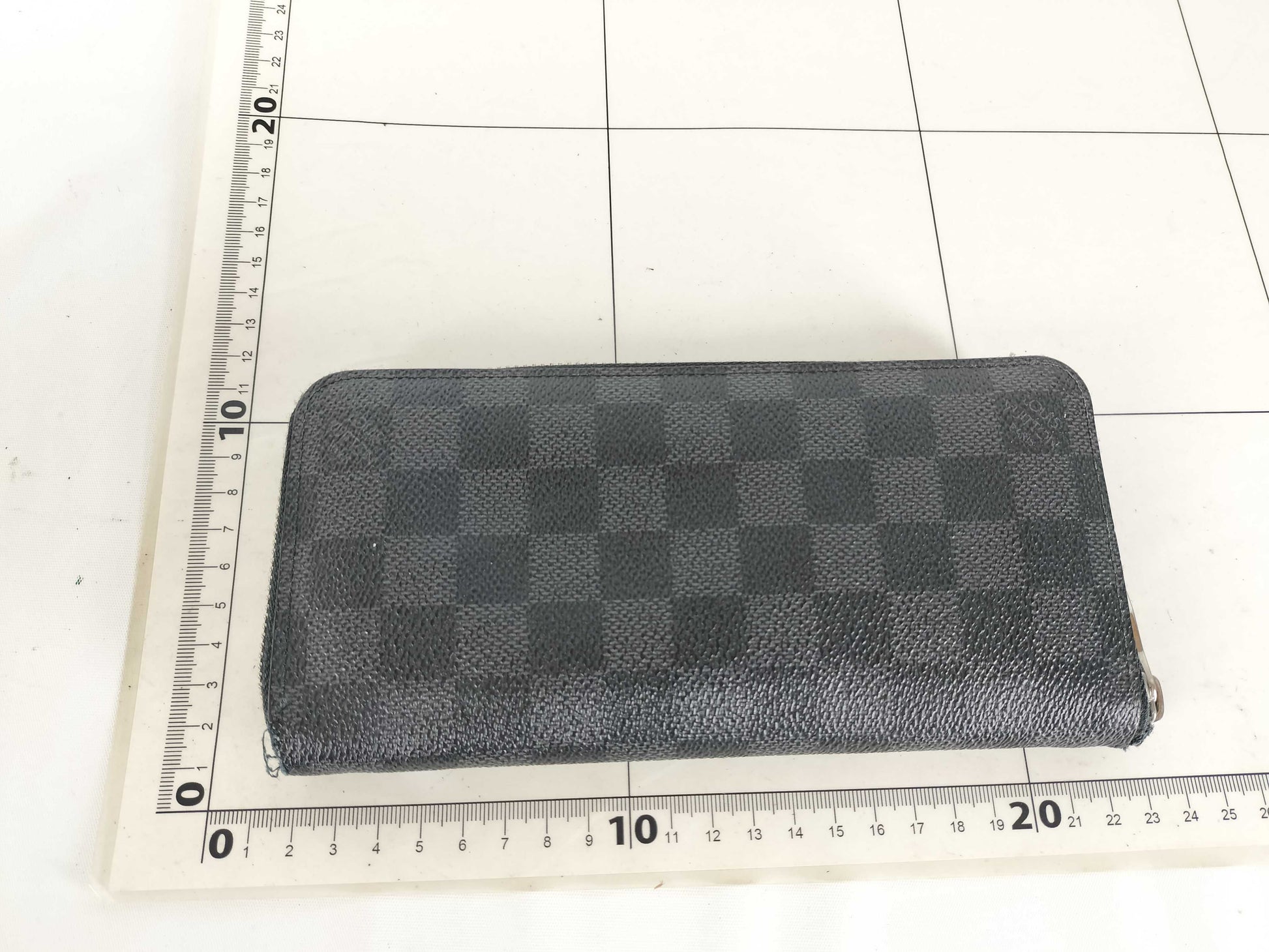 LOUIS VUITTON Damier Graphite Zippy Wallet 