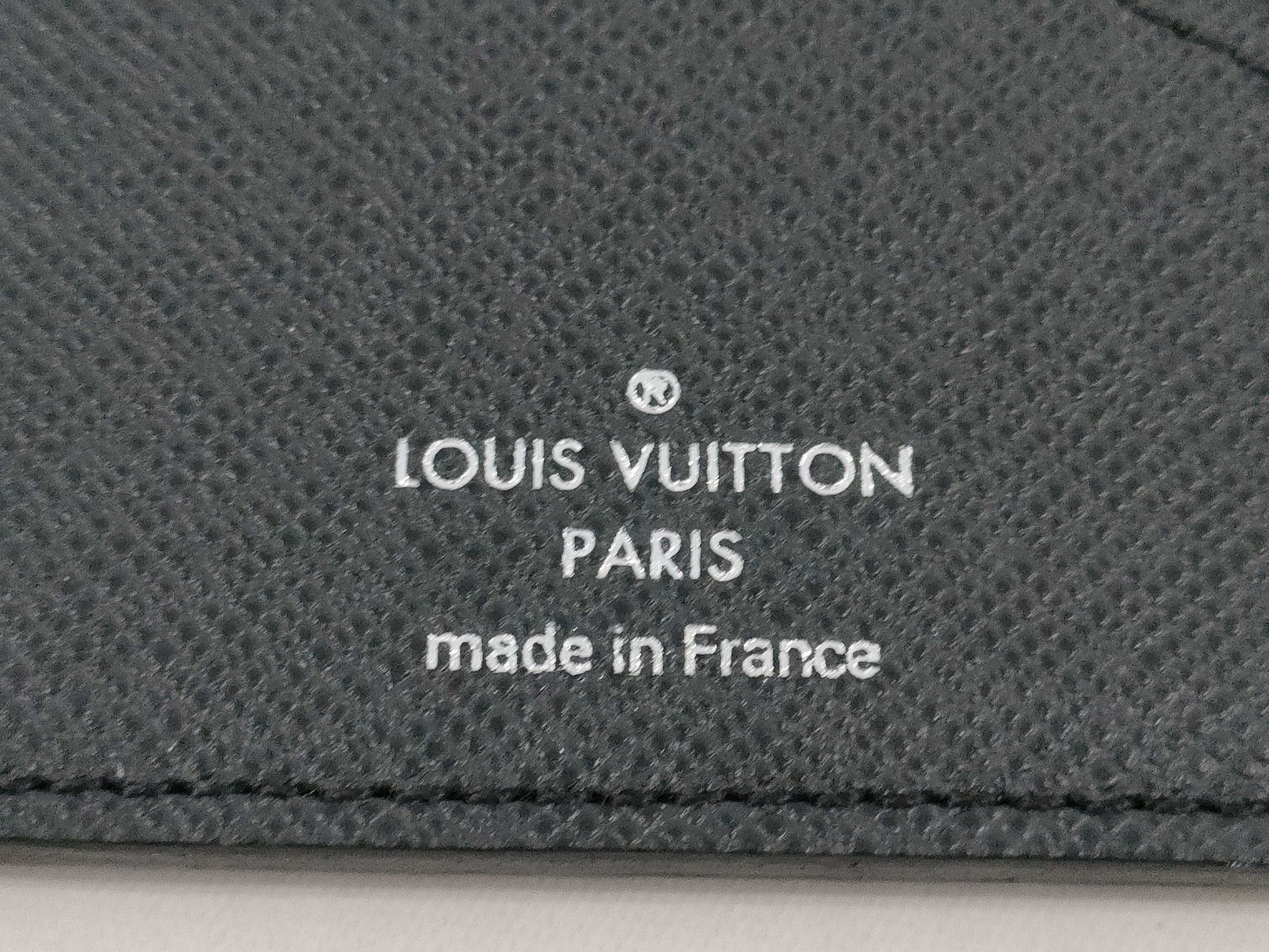 LOUIS VUITTON Taiga Portefeuille Long Wallet