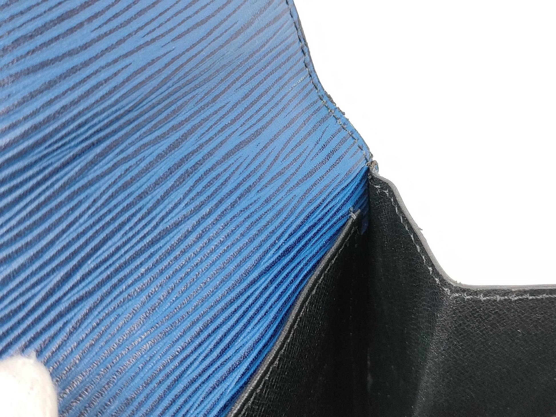 LOUIS VUITTON 863V.I Epi Montaigne Pouch