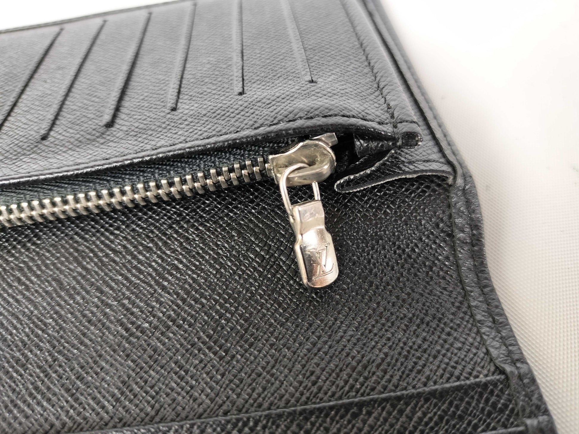 LOUIS VUITTON SP1099 Taiga Louis Vuitton Taiga Long Wallet