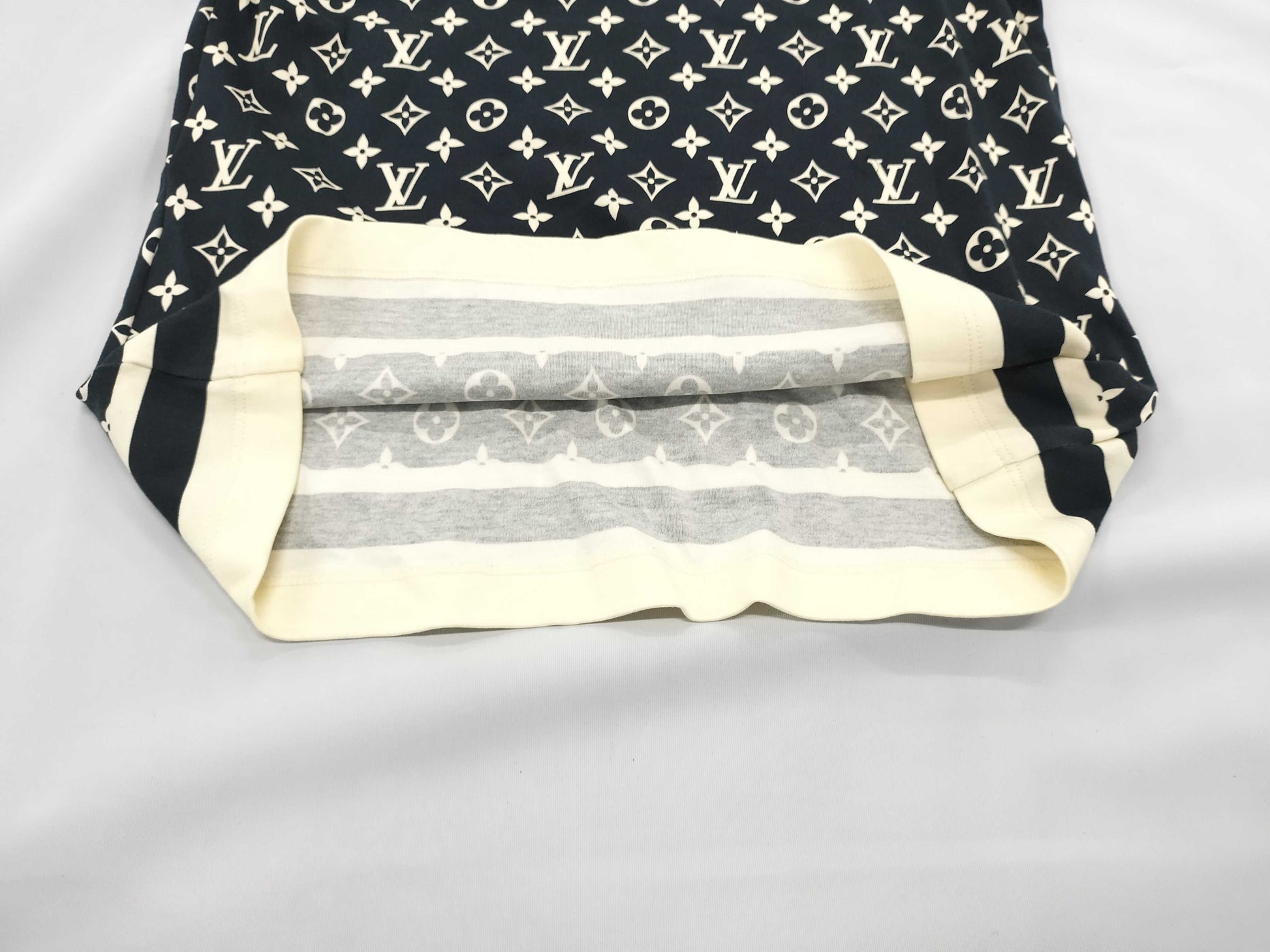 LOUIS VUITTON Monogram T-shirt with chain