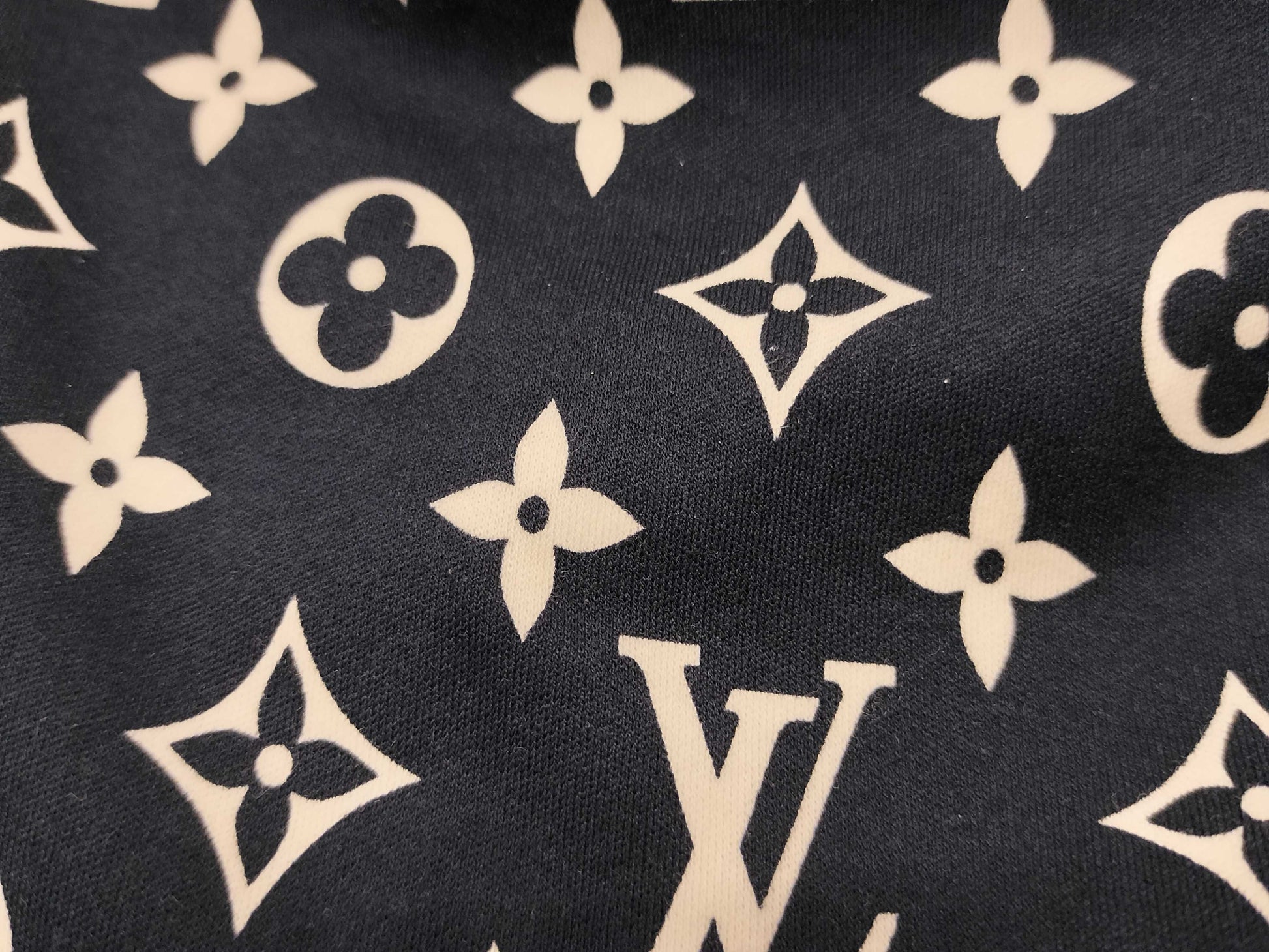 LOUIS VUITTON Monogram T-shirt with chain