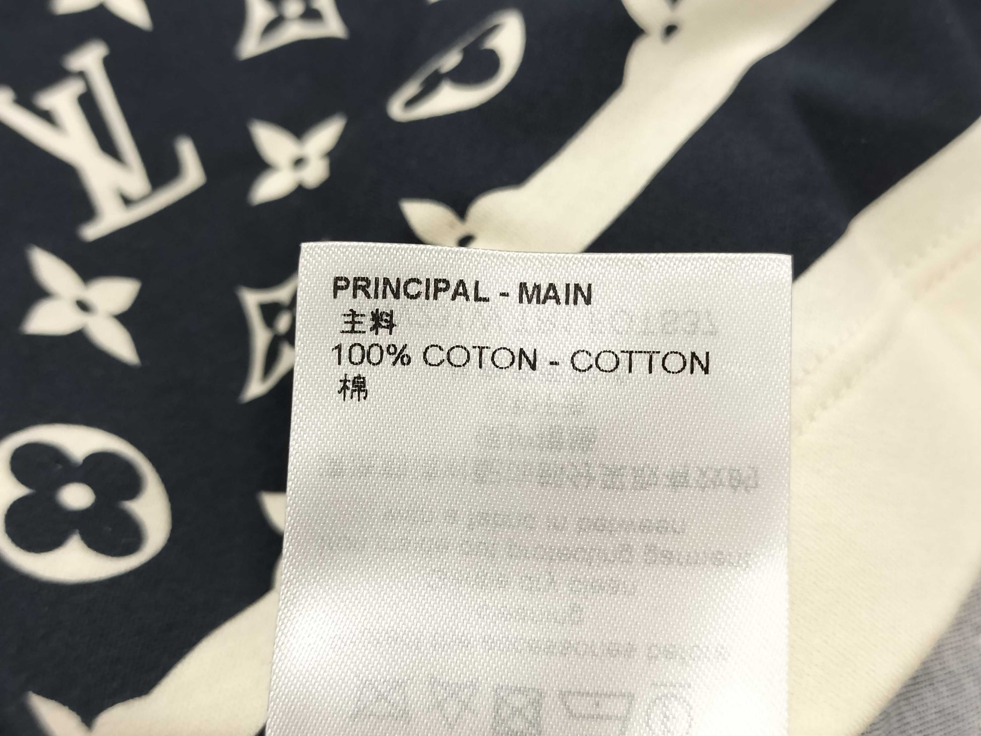 LOUIS VUITTON Monogram T-shirt with chain