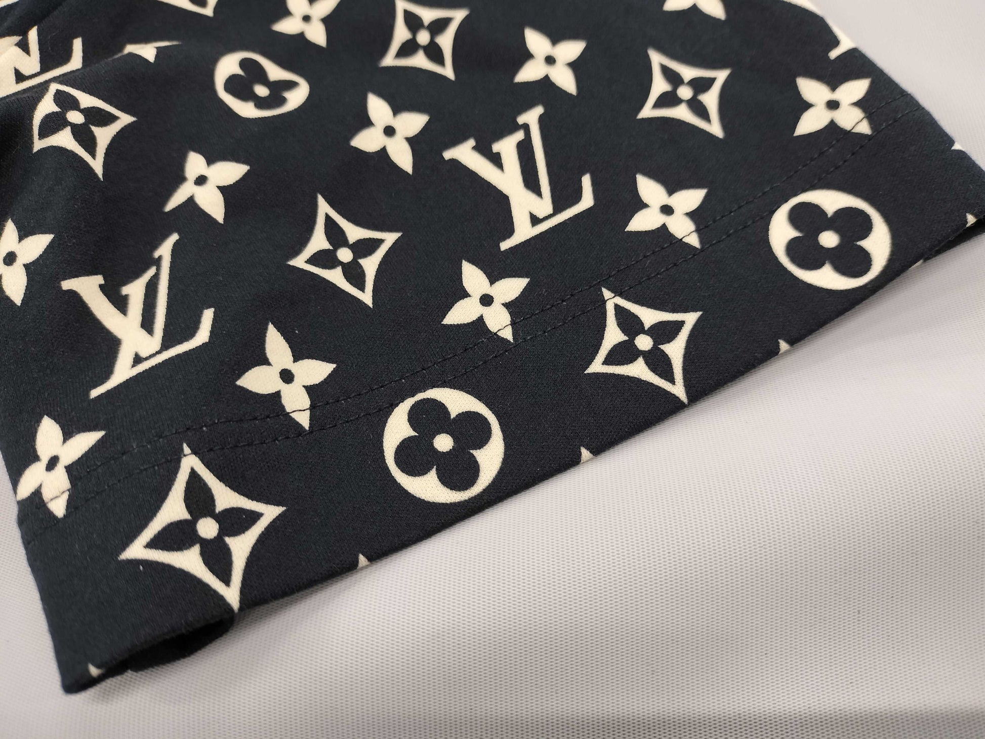 LOUIS VUITTON Monogram T-shirt with chain