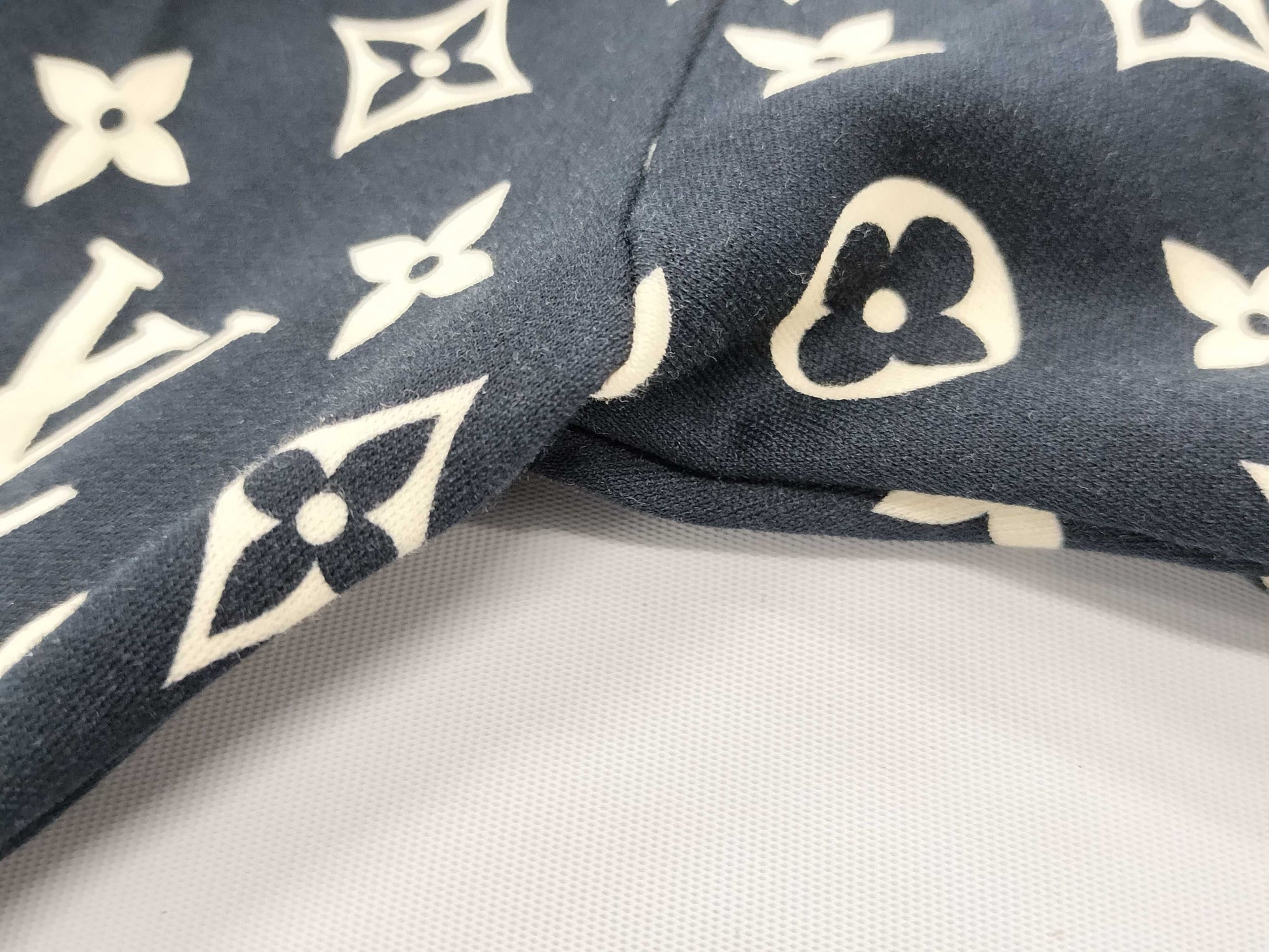 LOUIS VUITTON Monogram T-shirt with chain