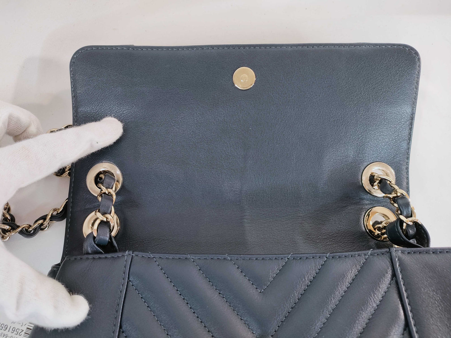 CHANEL [No card, sticker included] 27 series lambskin chevron V-stitch chain shoulder bag