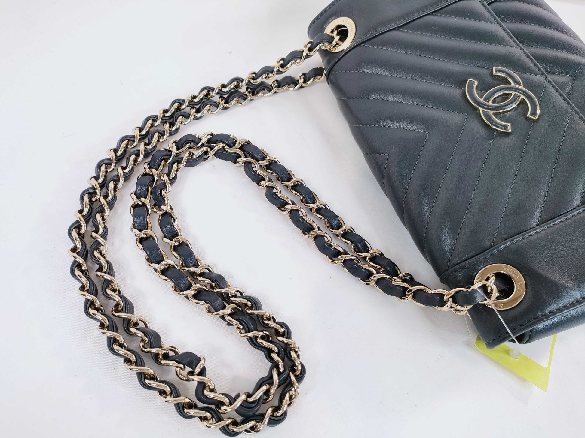 CHANEL [No card, sticker included] 27 series lambskin chevron V-stitch chain shoulder bag