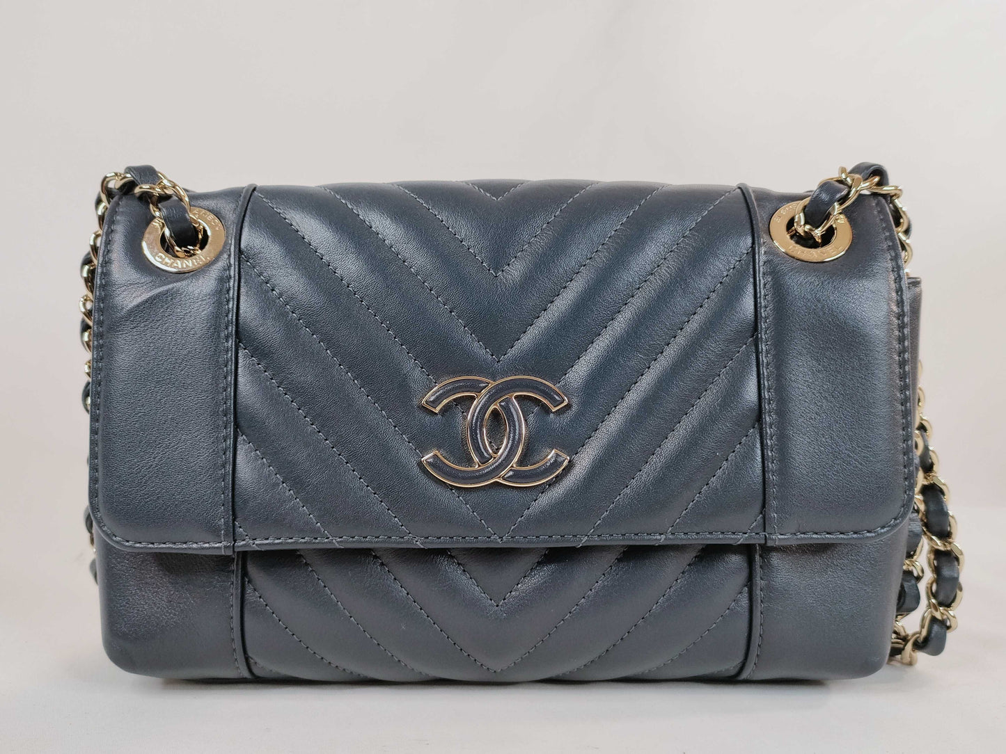 CHANEL [No card, sticker included] 27 series lambskin chevron V-stitch chain shoulder bag