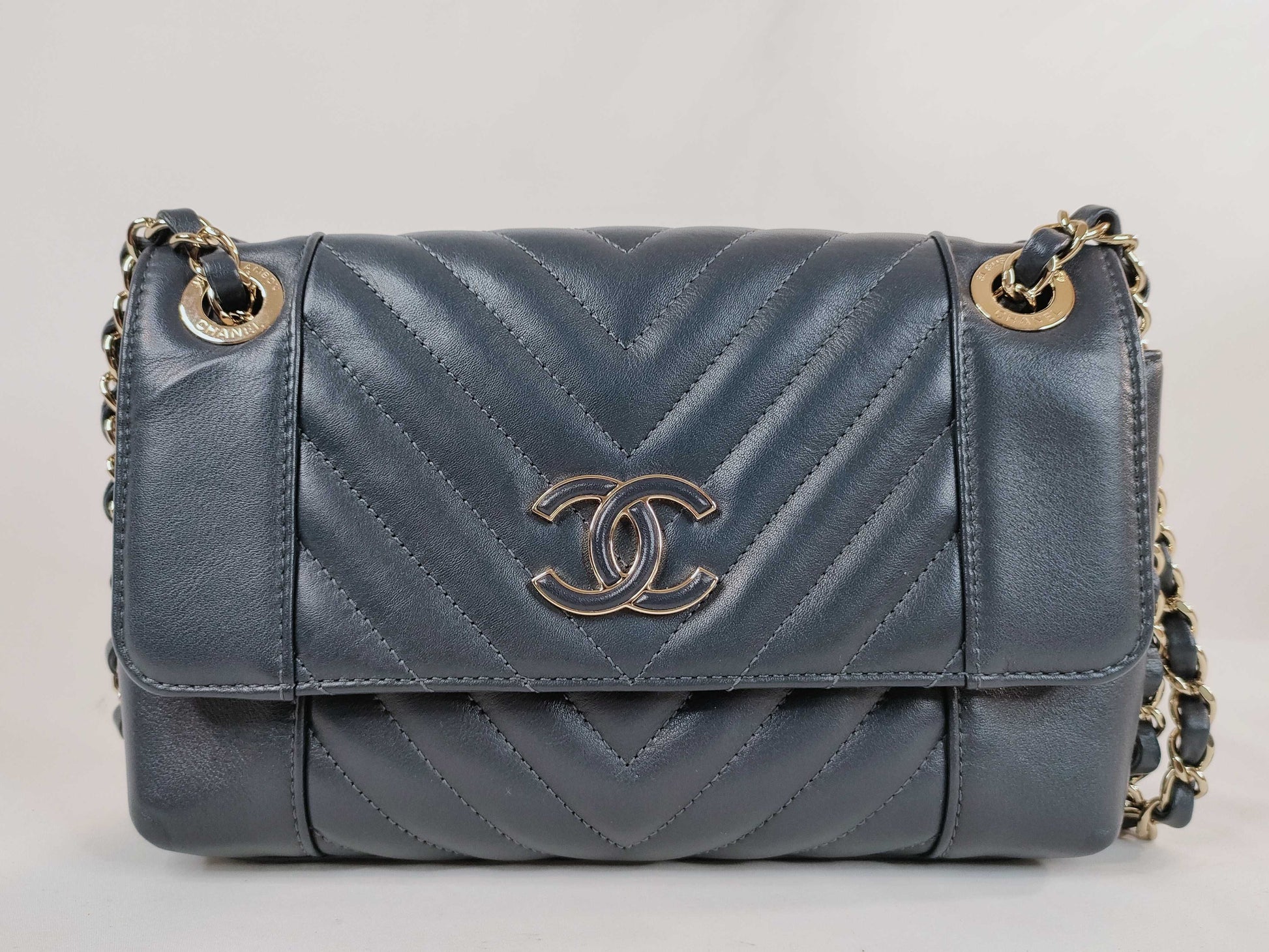 CHANEL [No card, sticker included] 27 series lambskin chevron V-stitch chain shoulder bag
