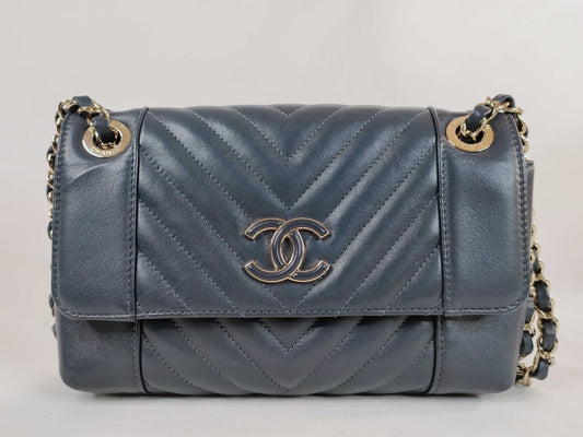 CHANEL [No card, sticker included] 27 series lambskin chevron V-stitch chain shoulder bag