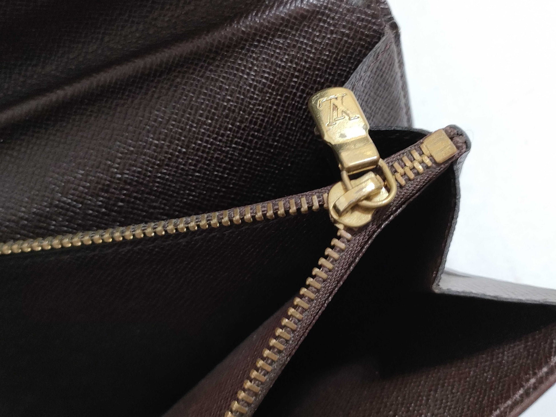 LOUIS VUITTON RFID serial number cannot be verified. Damier Portefeuille Sarah old wallet.