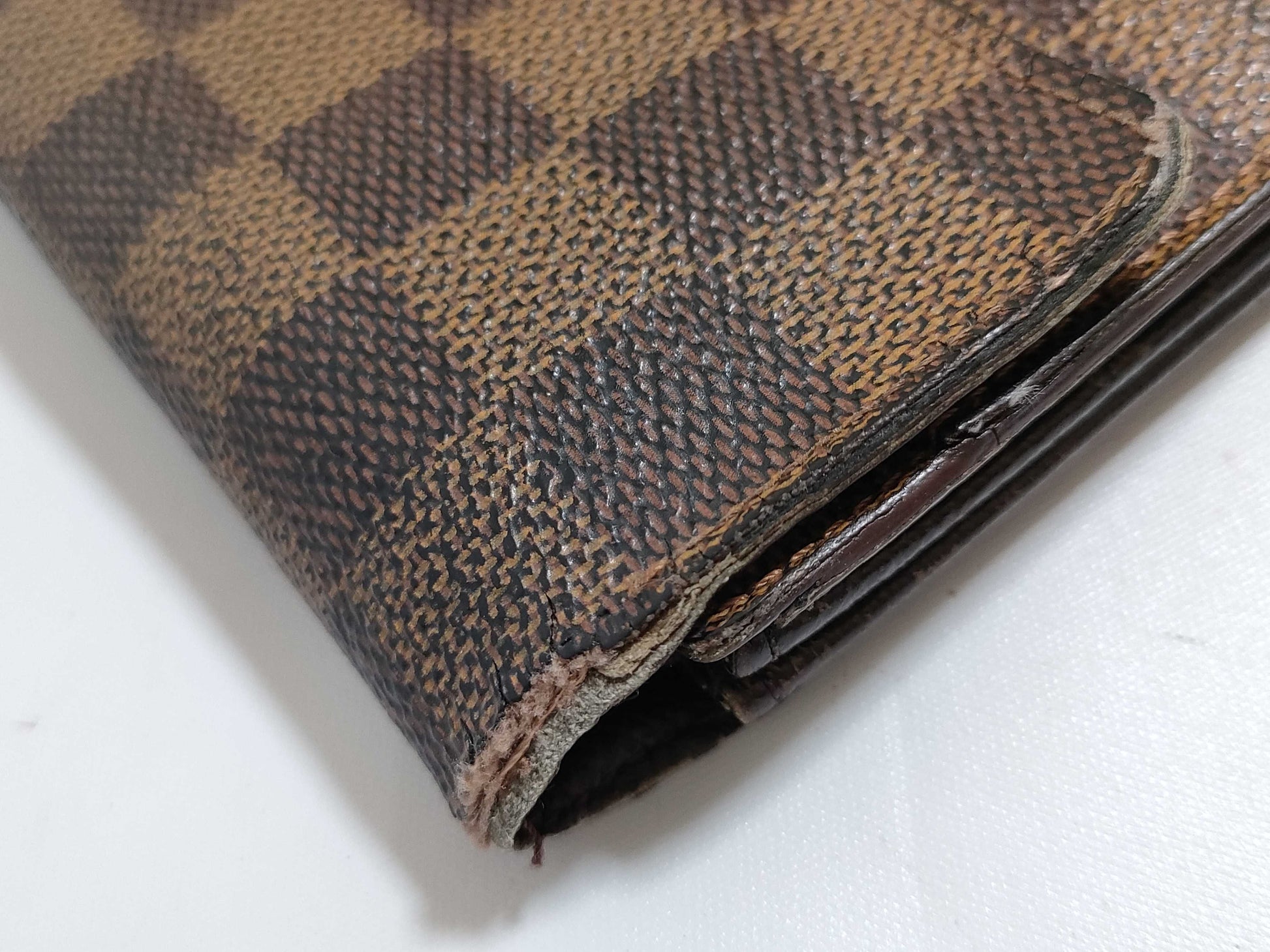 LOUIS VUITTON RFID serial number cannot be verified. Damier Portefeuille Sarah old wallet.