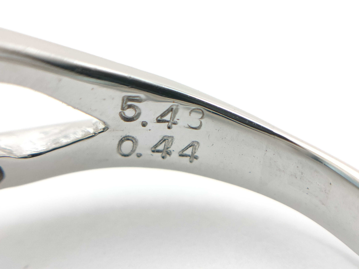 AQ 5.48ct D 0.44ct Pt900 9.1g Ring 