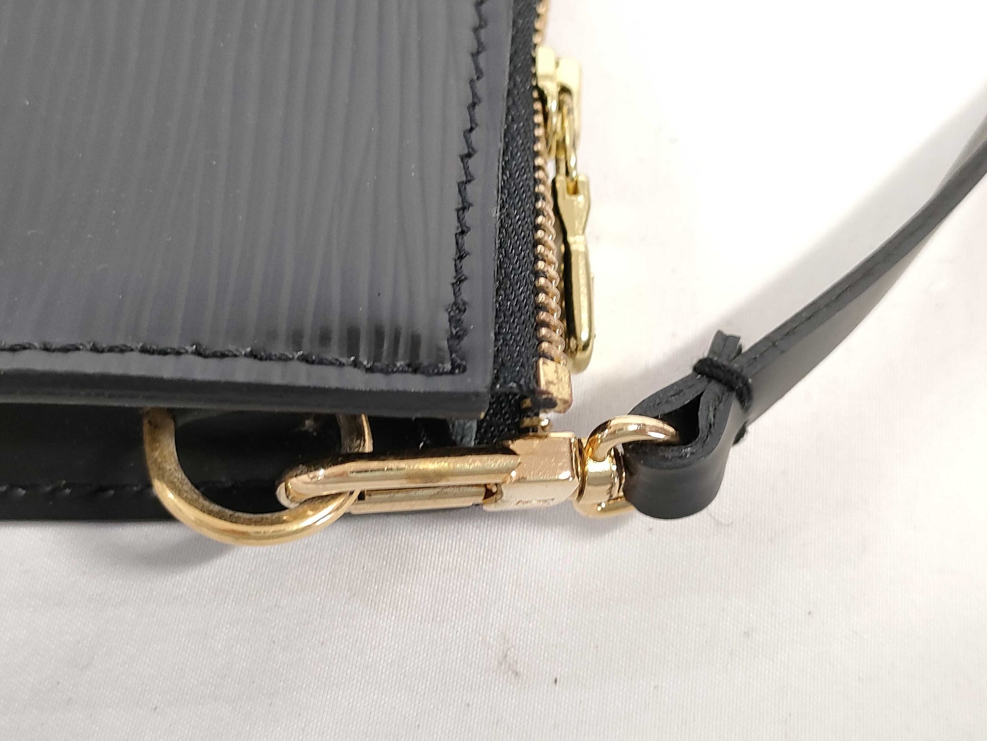 LOUIS VUITTON RFID verification failed. AR0035 Epi Pochette Accessoires AR0035 handbag.