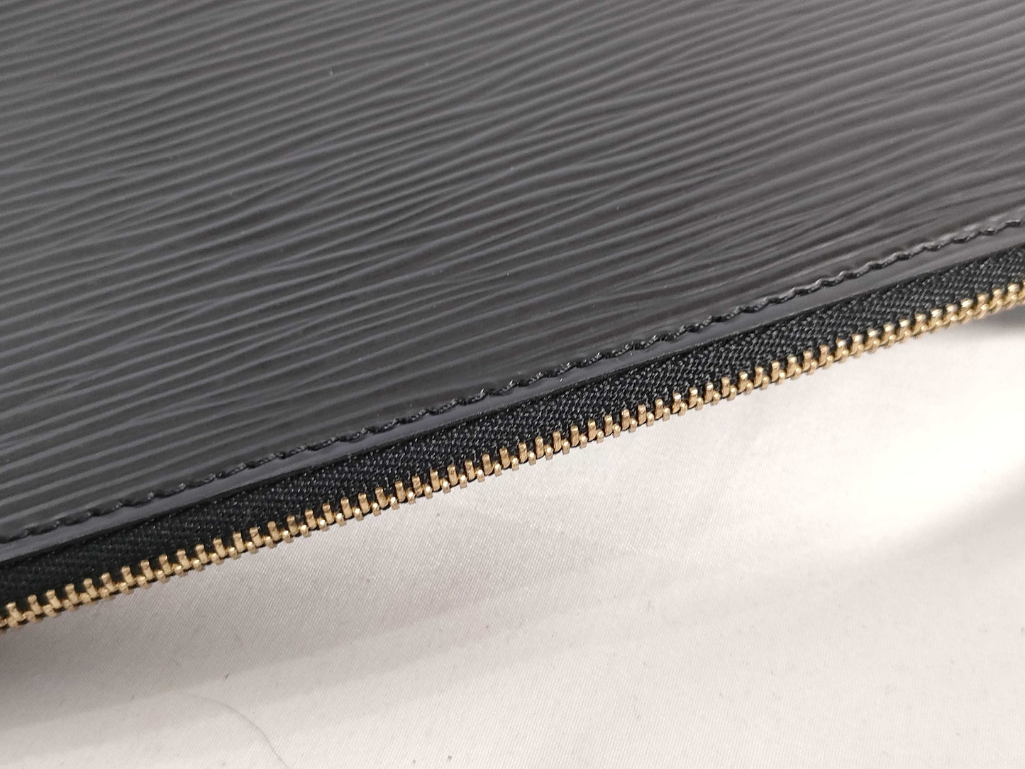 LOUIS VUITTON RFID verification failed. AR0035 Epi Pochette Accessoires AR0035 handbag.